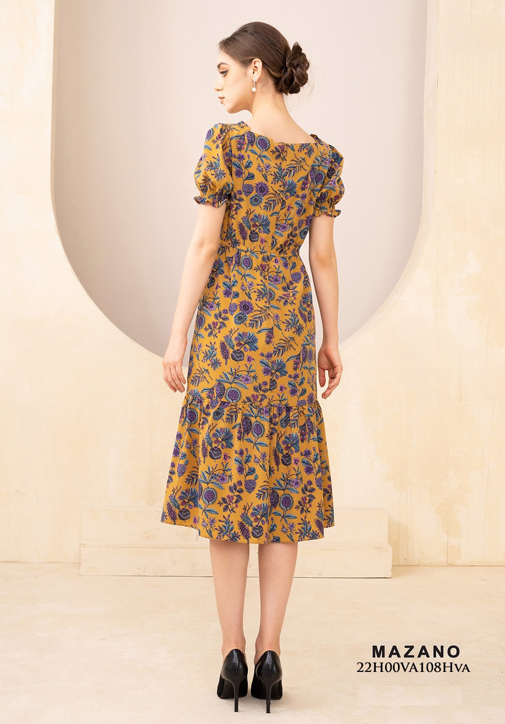 Đầm vàng họa tiết chân rủ cổ cách điệu_thumbnail_2