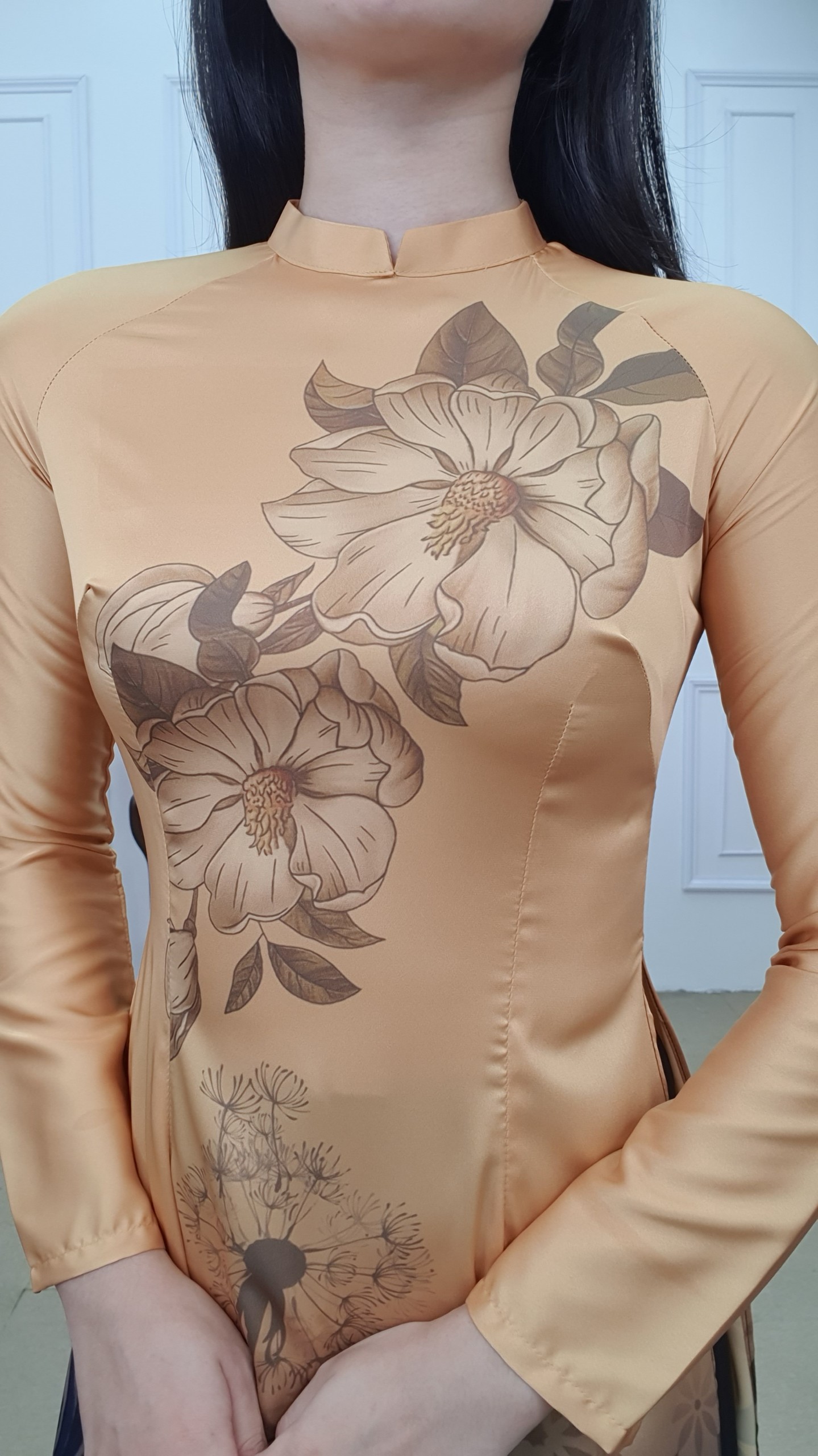 A2039 lụa pháp cổ cao tay dài nền nude pha đen hoa vàng to_thumbnail_2