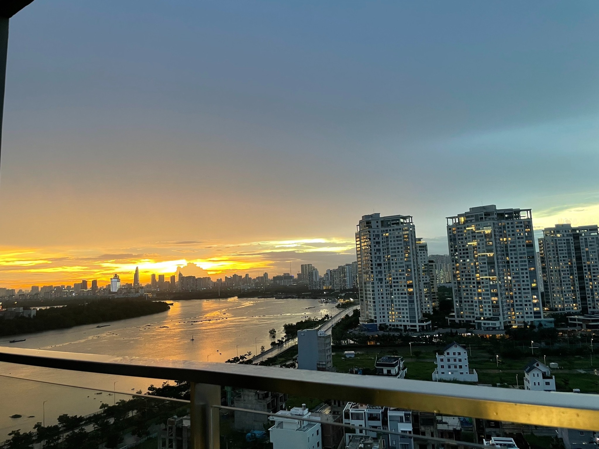 Bán căn hộ 3 phòng ngủ One Verandah - View sông SG, tầng cao, ban công Tây Bắc - Ngắm pháo hoa_thumbnail_4