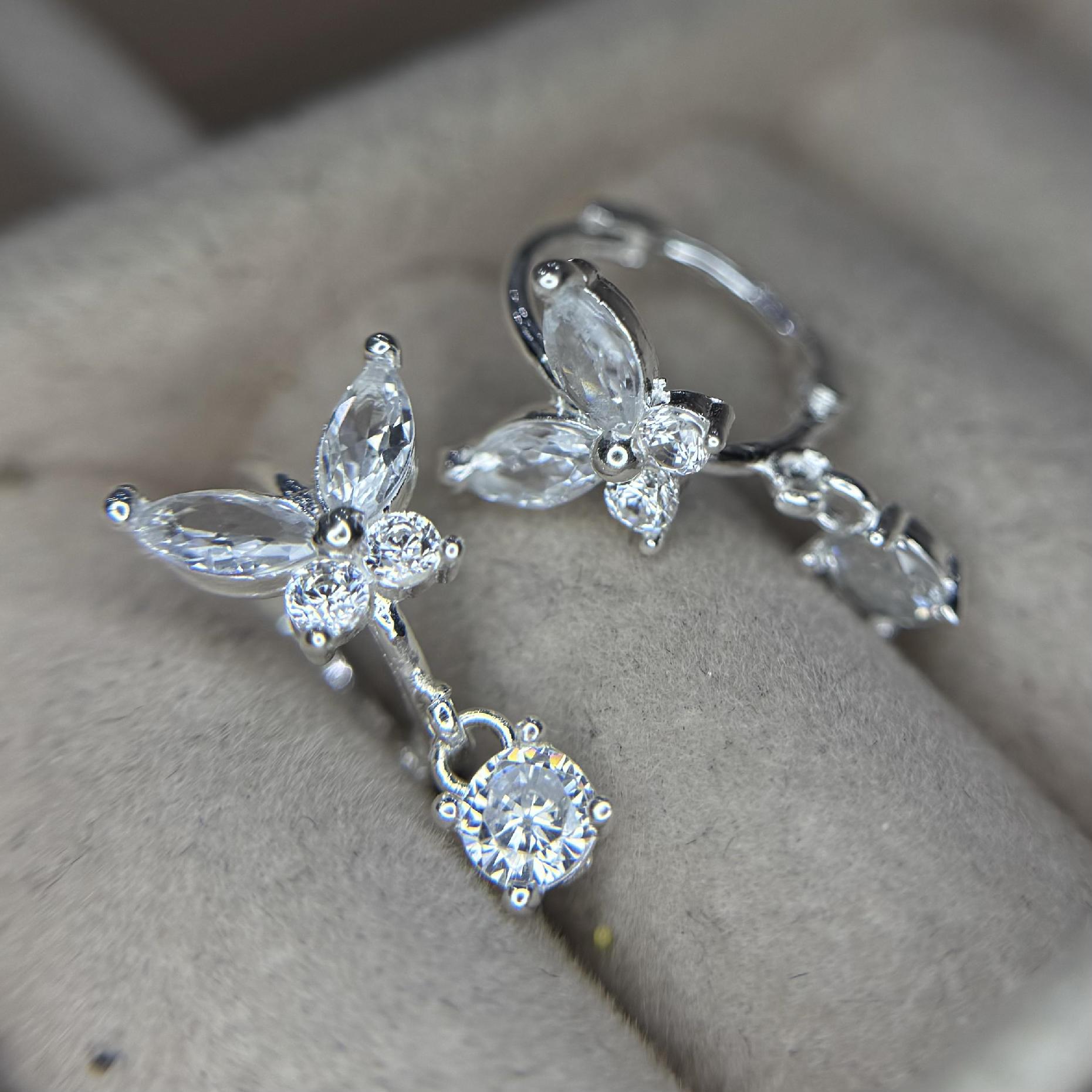 khuyên vòng bạc con bướm bốn cánh đính kim cương trắng rơi kim cương tòn ten