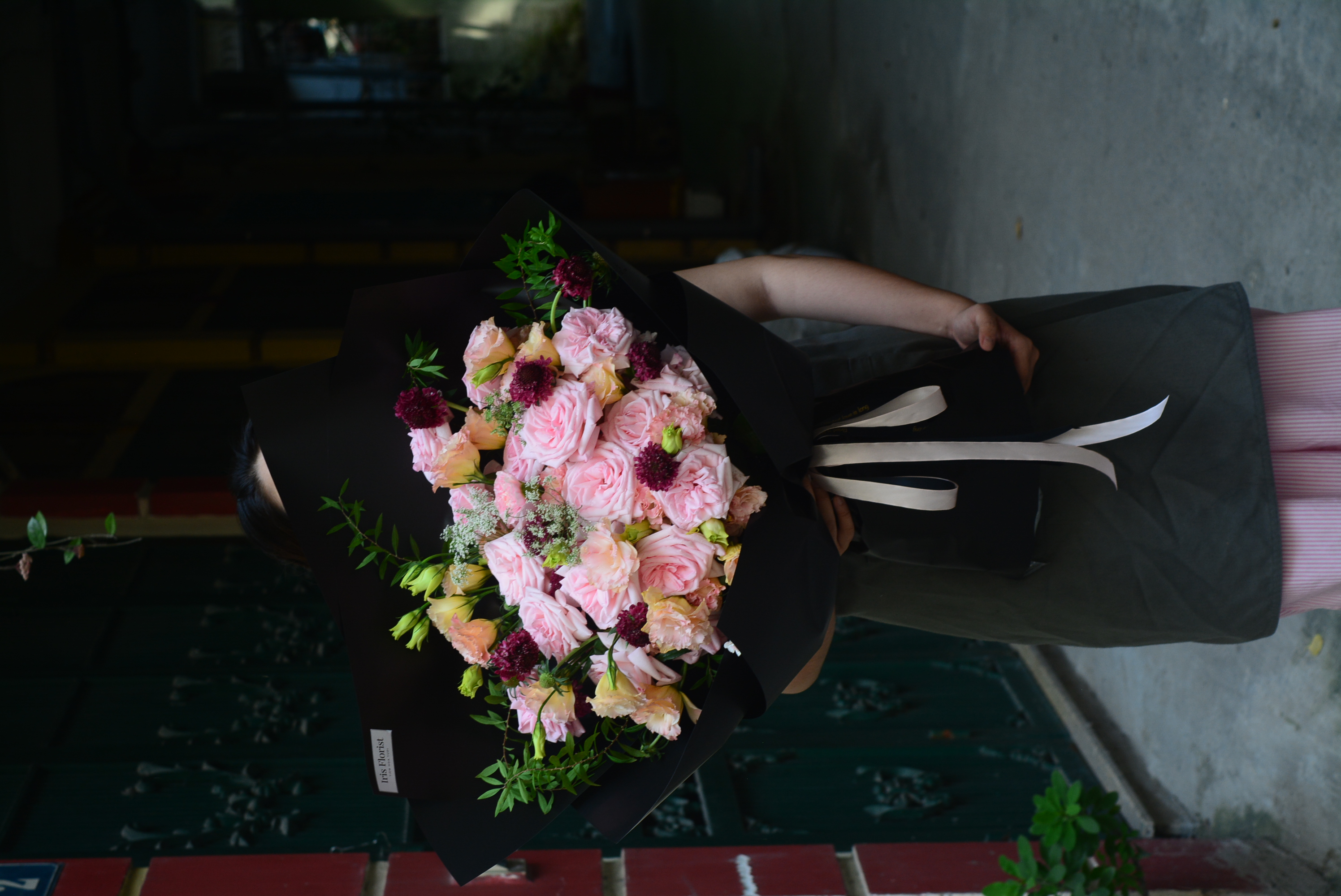 Bó hồng Ohara mix Lan tường kem - Giấy đen - Bó Size L_thumbnail_3