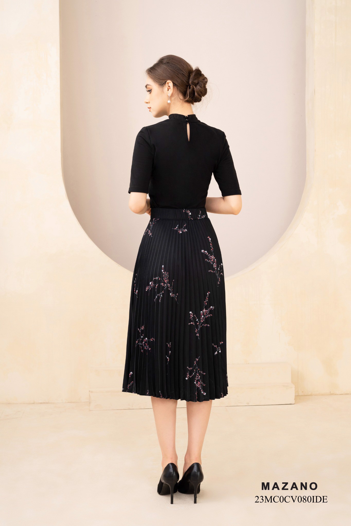 Chân váy lụa dập ly in họa tiết cành hoa đỏ_thumbnail_3