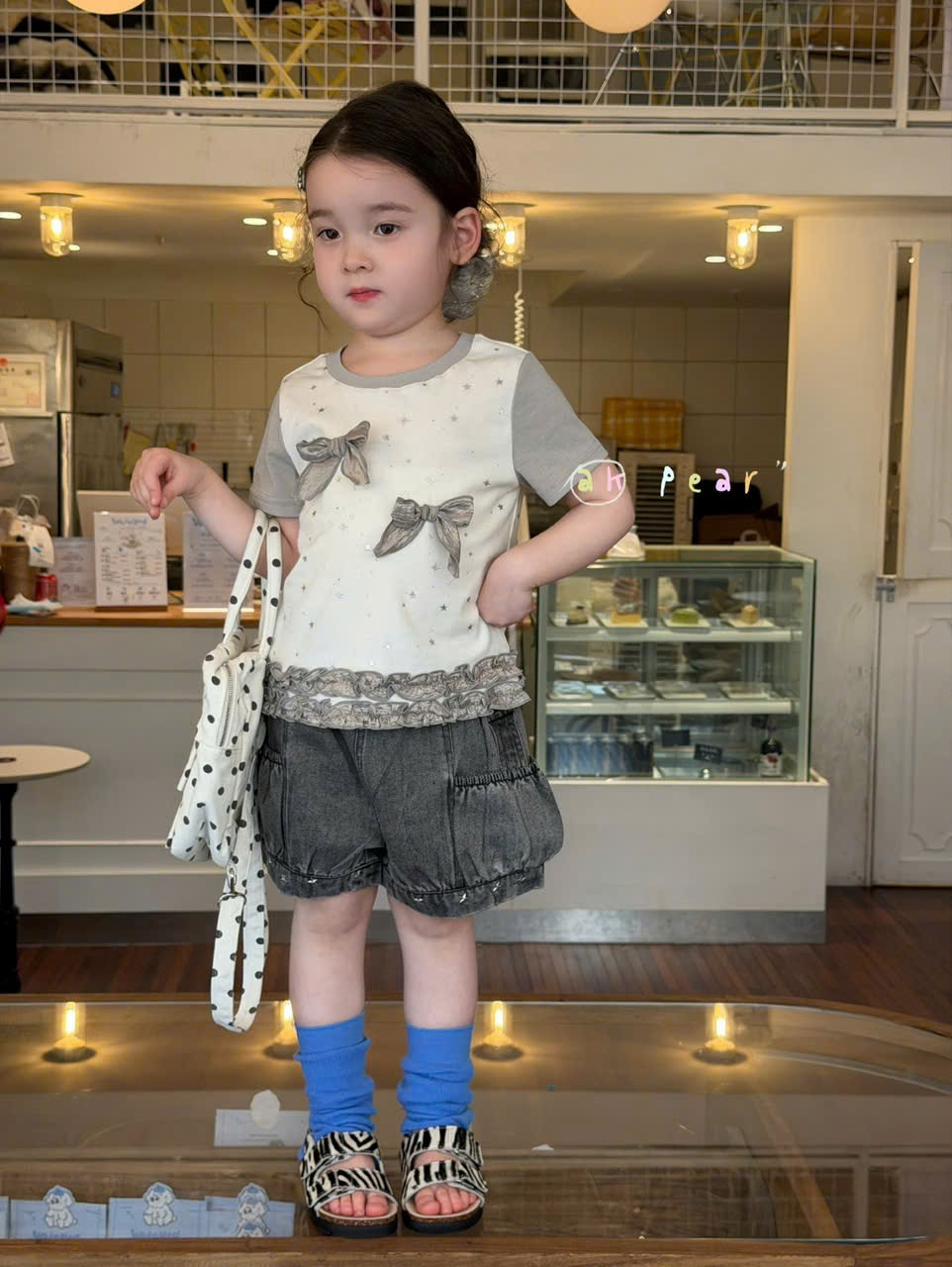 AK23 - Áo thun cộc tay xám đính nơ hãng AK Pear