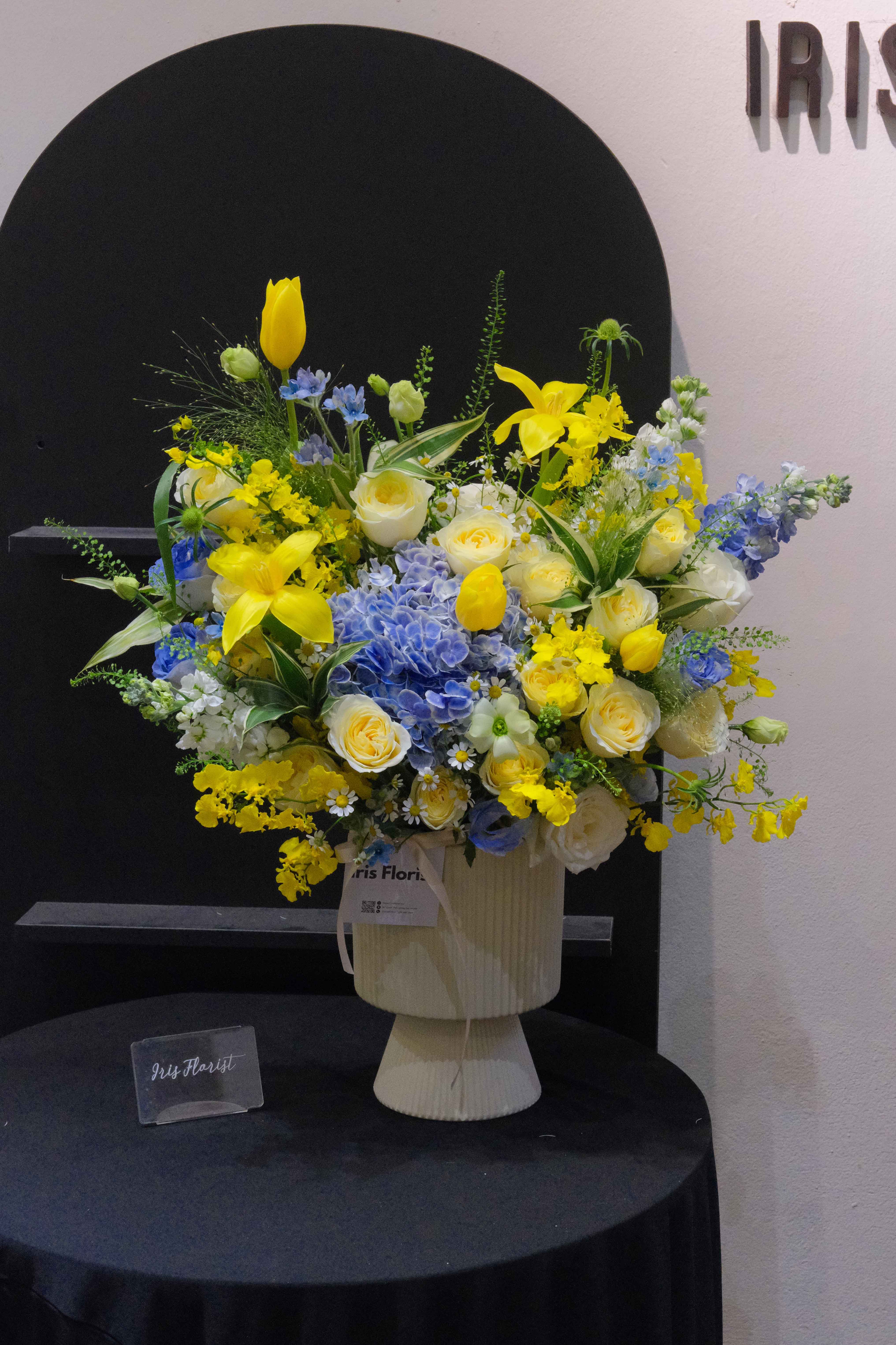 Bình hoa Tú cầu xanh viền trắng mix tone Vàng