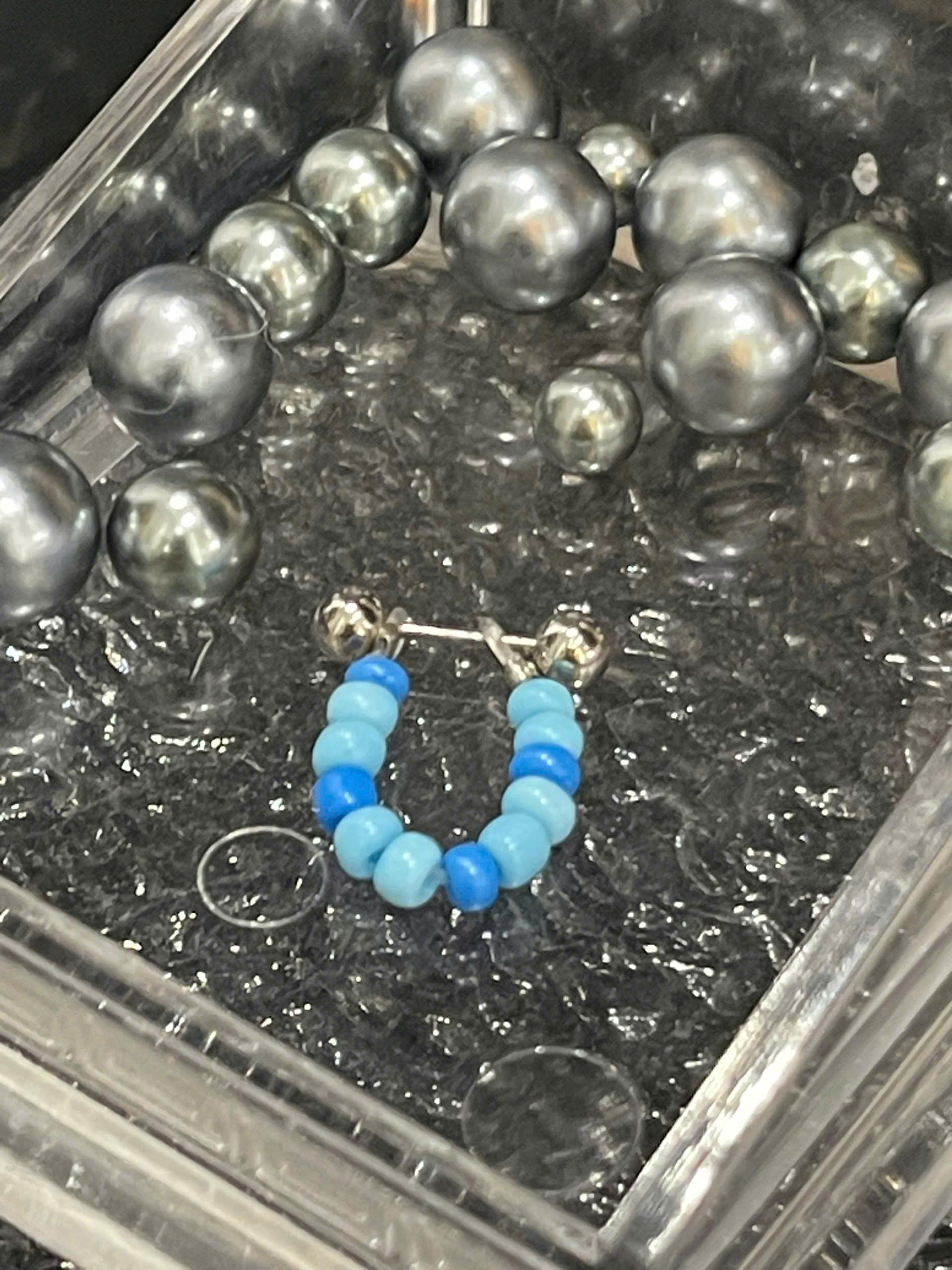 khuyên kiểu hạt cườm nhựa xanh biển nhạt và đậm._thumbnail_2