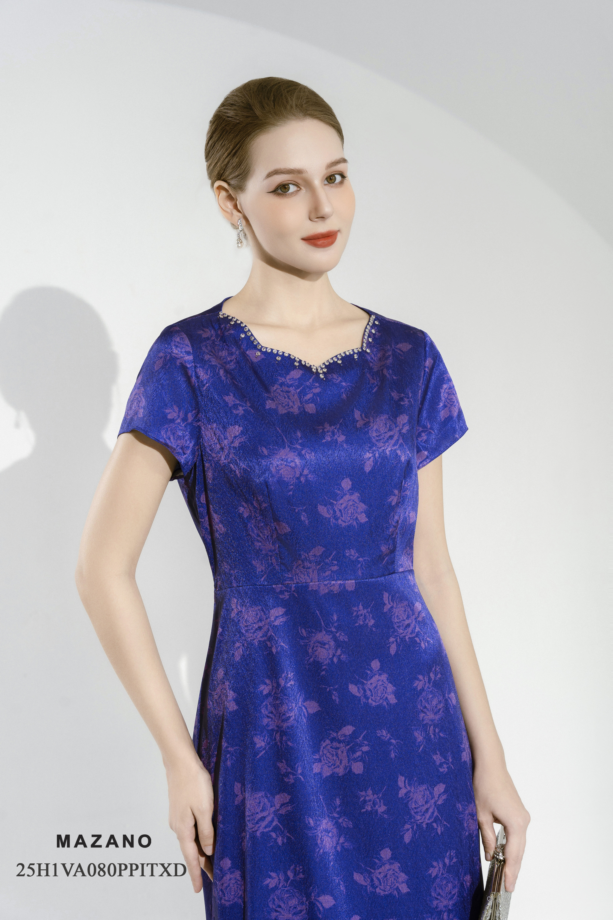 Váy Đầm Ôm Vải lụa vân chìm Hoạ tiết hoa hồng cách điệu Cổ cách điệu Đính đá sang trọng Tay ngắn Dài đến mắt cá chân_thumbnail_2