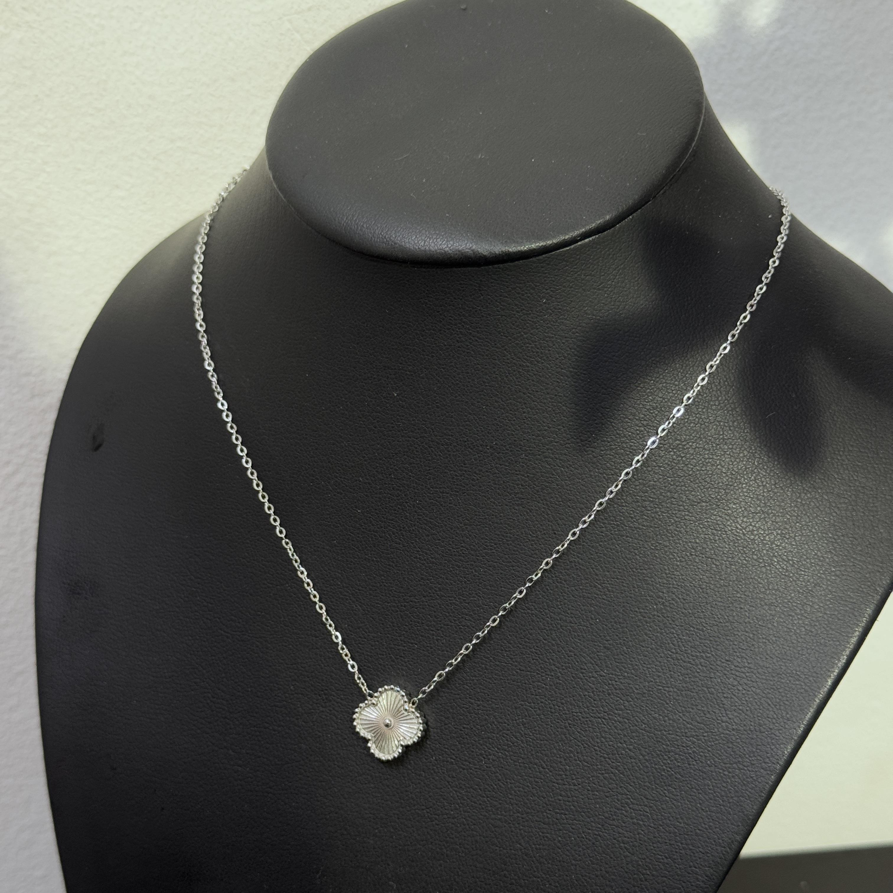 vòng cổ titan charm cỏ bốn lá màu bạc trơn._thumbnail_3