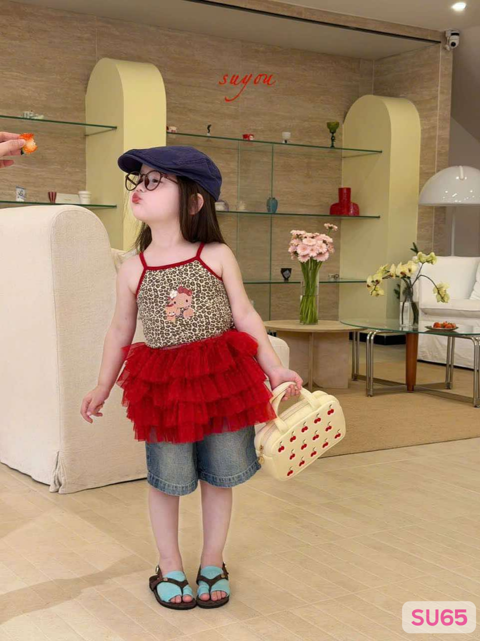 SU65 - Ao 2 dây kẻ caro đỏ phối ren in hình Kitty hãng Suyou