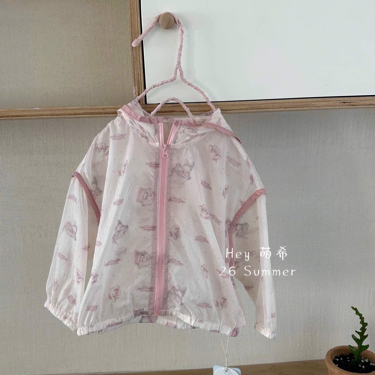 (E148) Áo khoác gió khoá kéo màu hồng hoạ tiết thỏ hãng HMX_thumbnail_0
