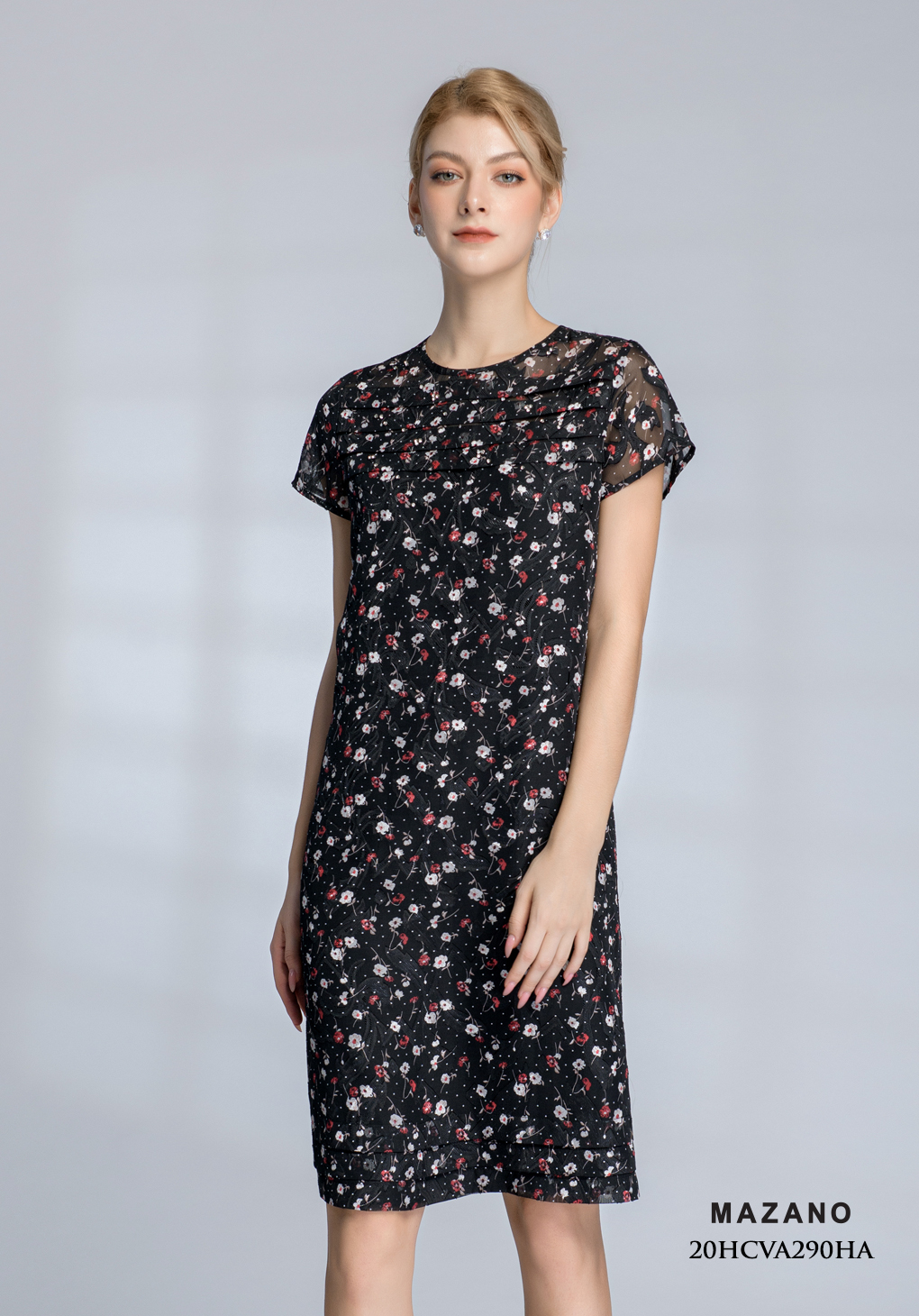 Đầm đen suông họa tiết xếp ly