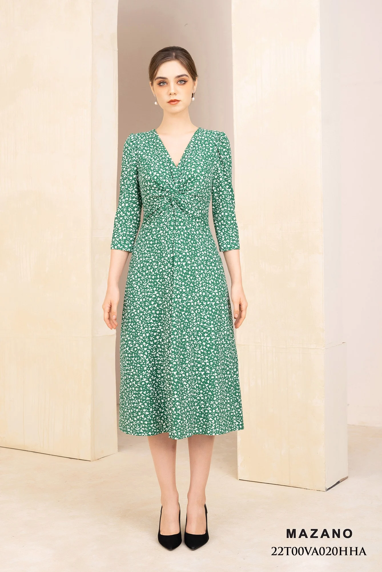 Đầm xanh chấm trắng xoắn ngực eo cao chân rủ