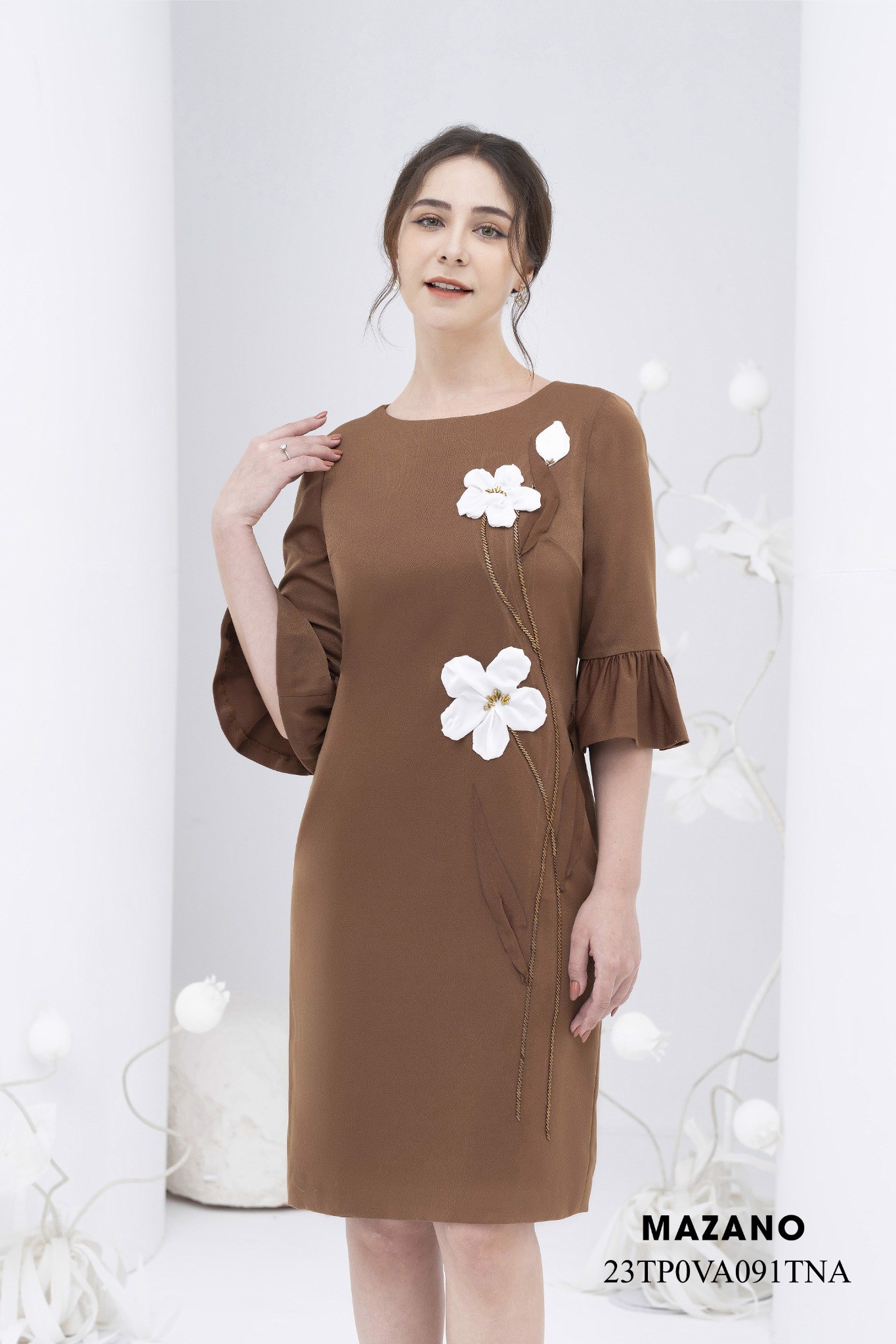 Váy Đầm Suông Vải thô lụa Đắp hoa 3D thủ công Cổ tròn Tay lỡ Dài đến gối_thumbnail_2