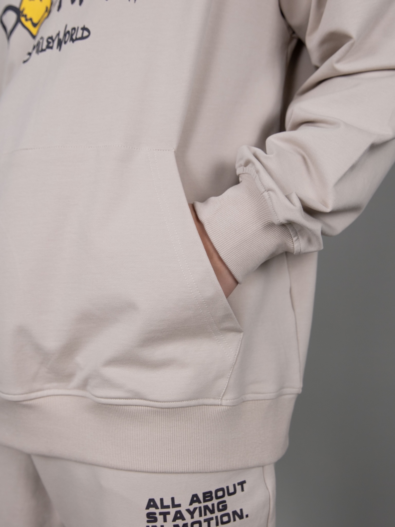 Áo nỉ hoodie bé trai màu be in chữ ngực_thumbnail_3