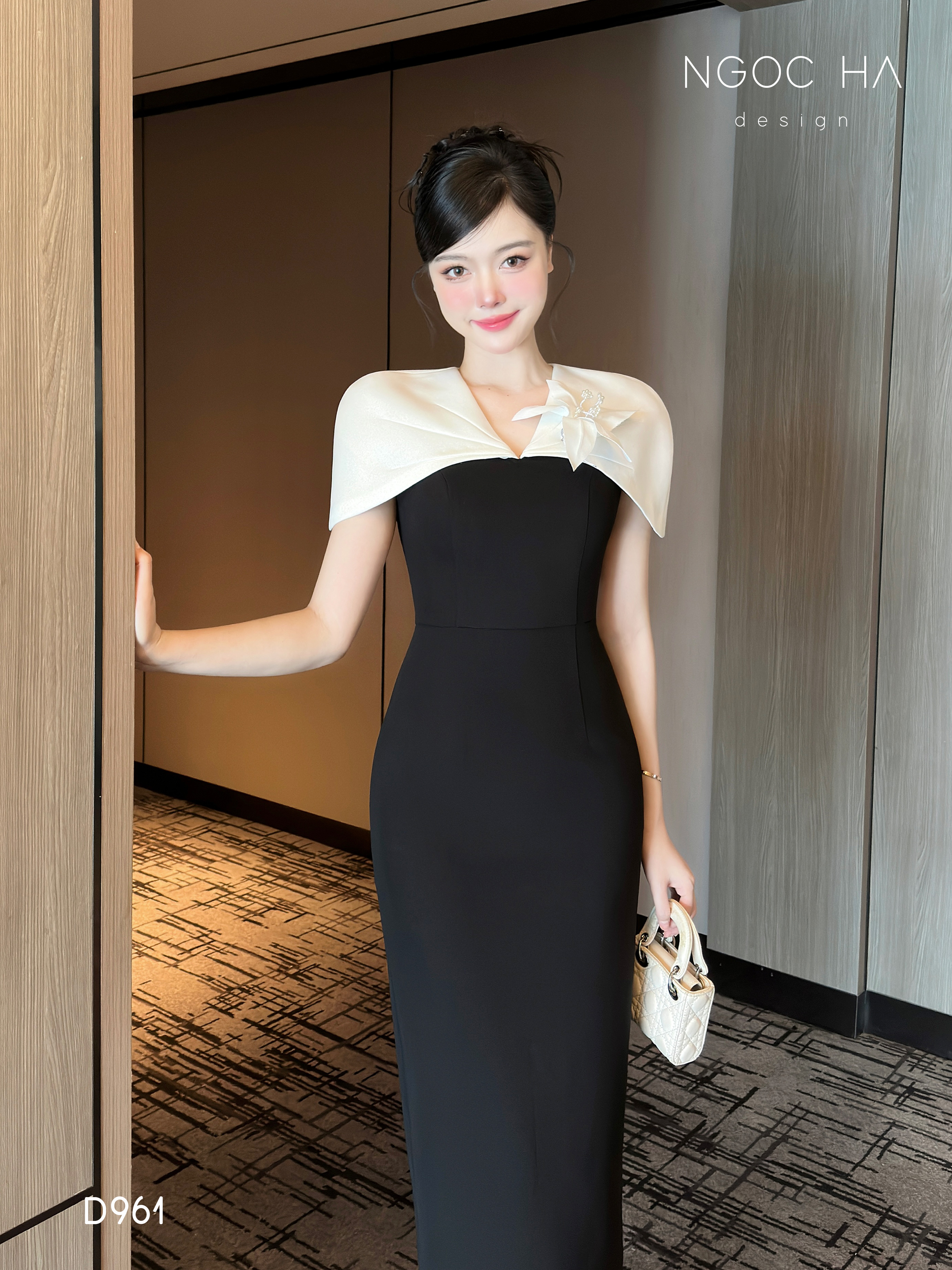 Belle Dress_ Đầm Bút Chì Đen Phối Choàng Vai May Ly Màu Trắng Kèm Hoa D961_thumbnail_3