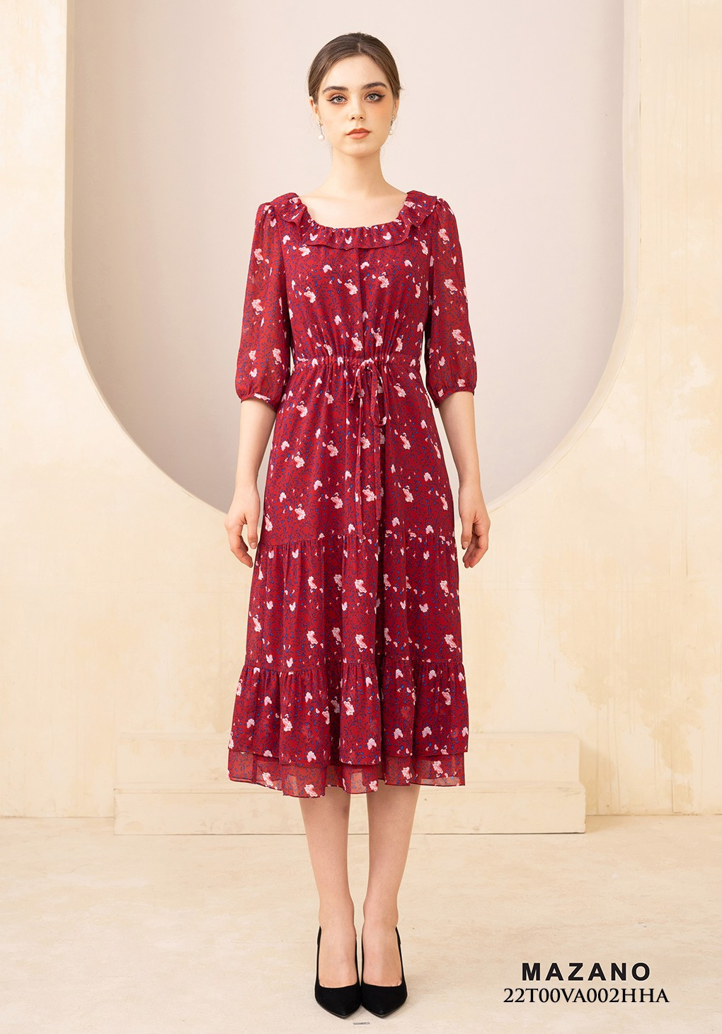 Đầm đỏ họa tiết cổ bèo phối chân rủ tầng