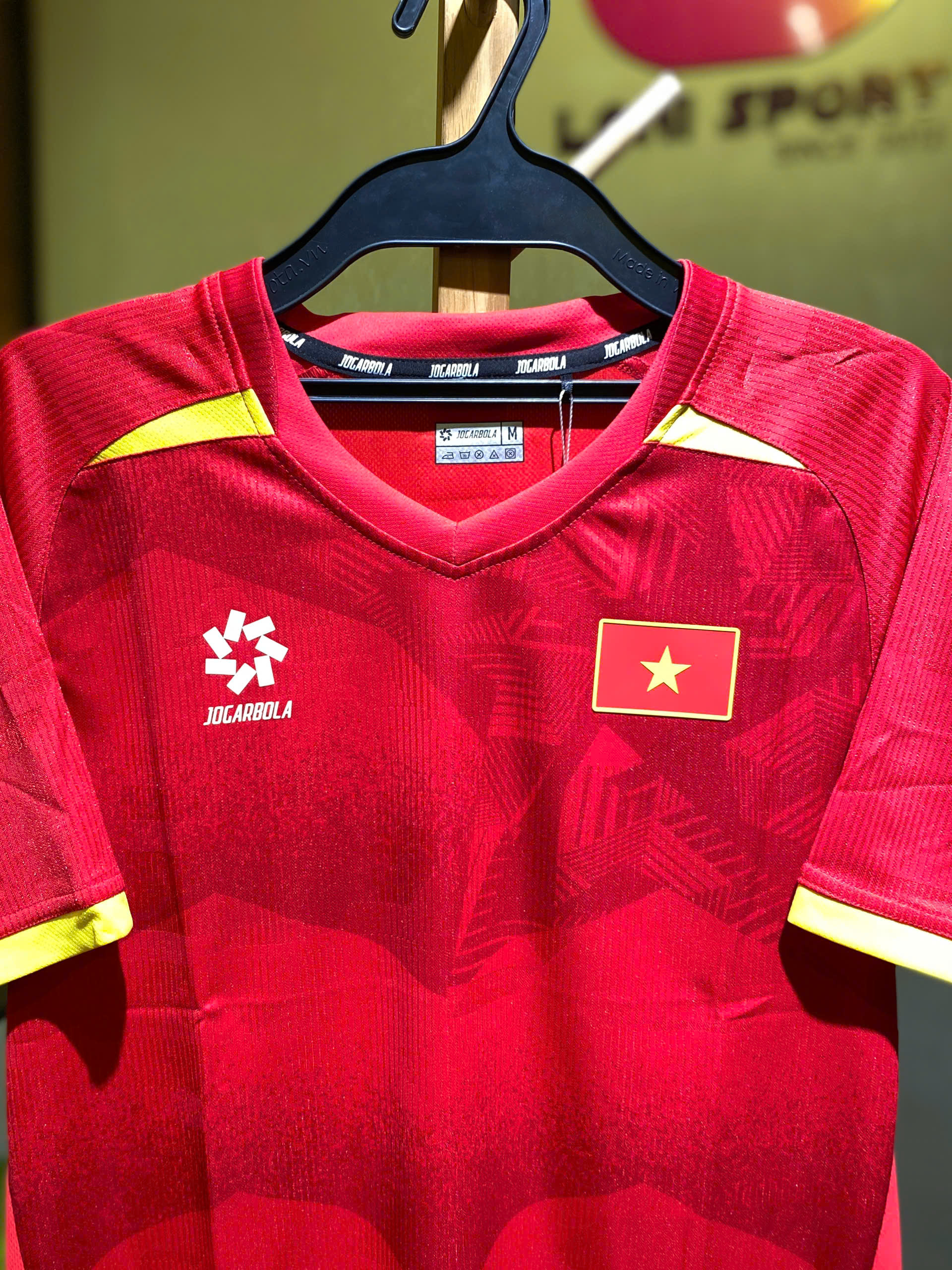 Áo đội tuyển Việt Nam sân nhà đỏ 2025 PLAYER_thumbnail_3