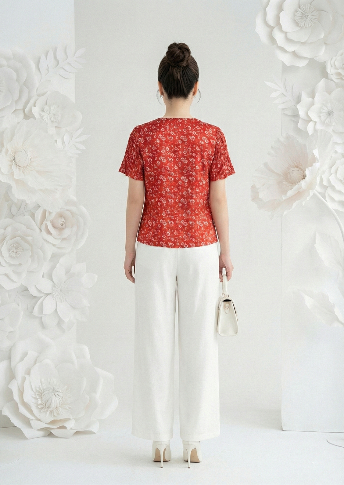 Áo sơ mi vải lụa gấm in hoa đỏ dáng suông cài khuy cổ tàu tay ngắn thiết kế MAZANO