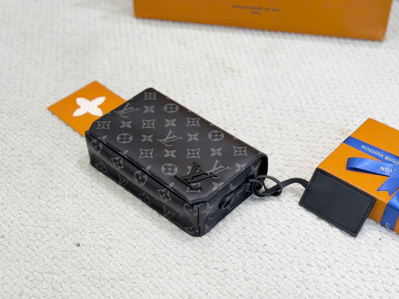 Túi đeo chéo LV Fastline Wearable Wallet hoa đen_thumbnail_3