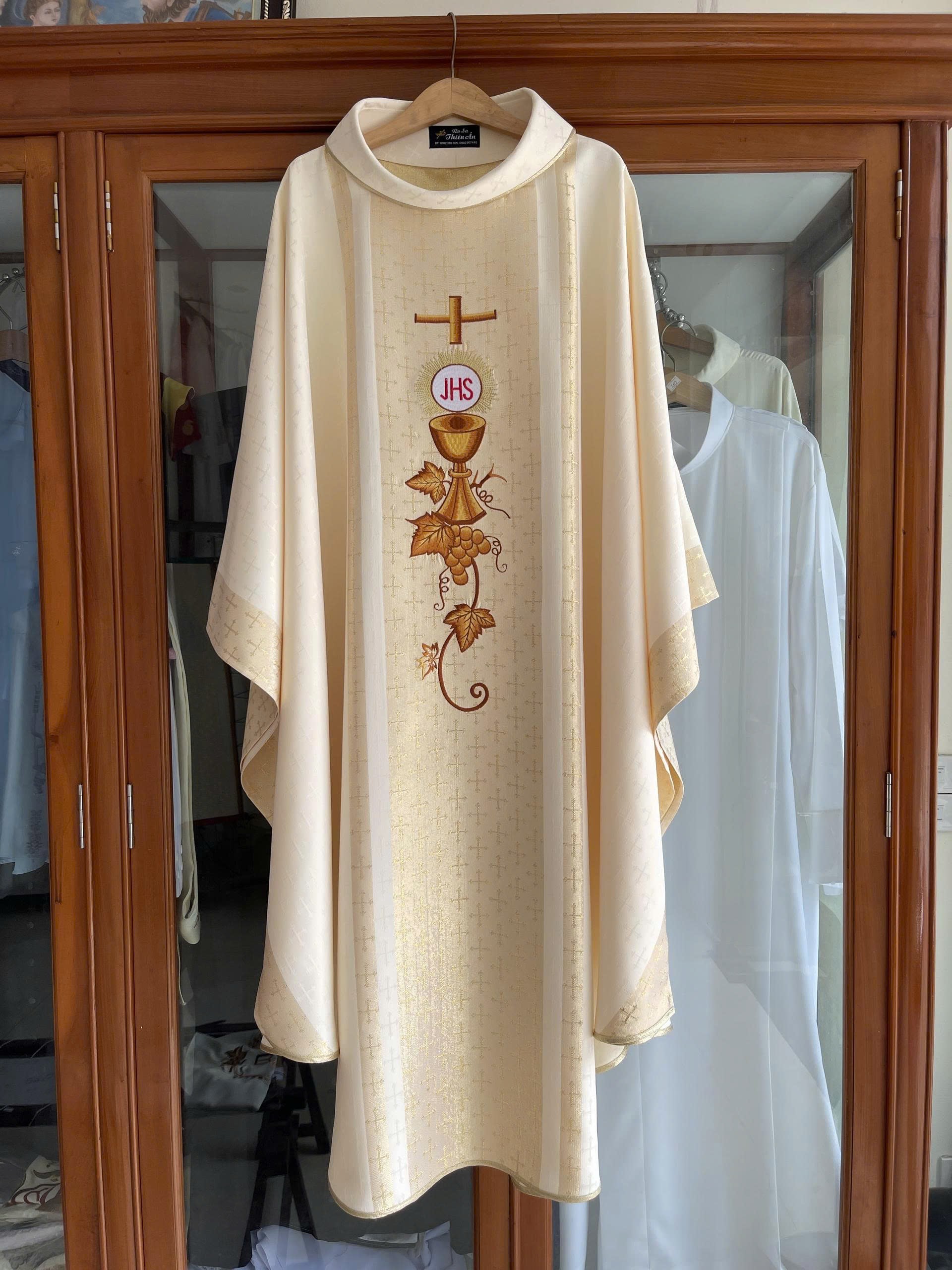 Áo lễ gấm Thánh Giá màu vàng kem_thumbnail_1