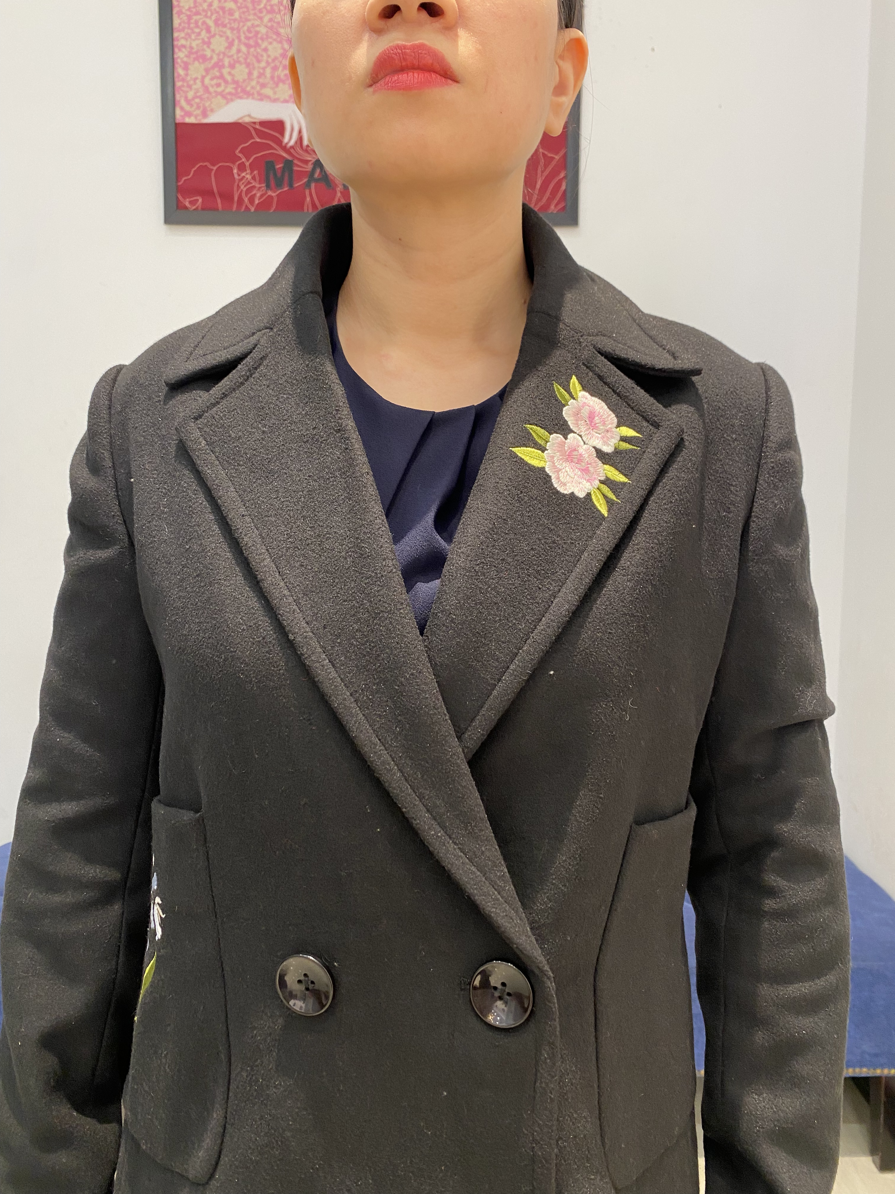 Măng tô đen thêu hoa