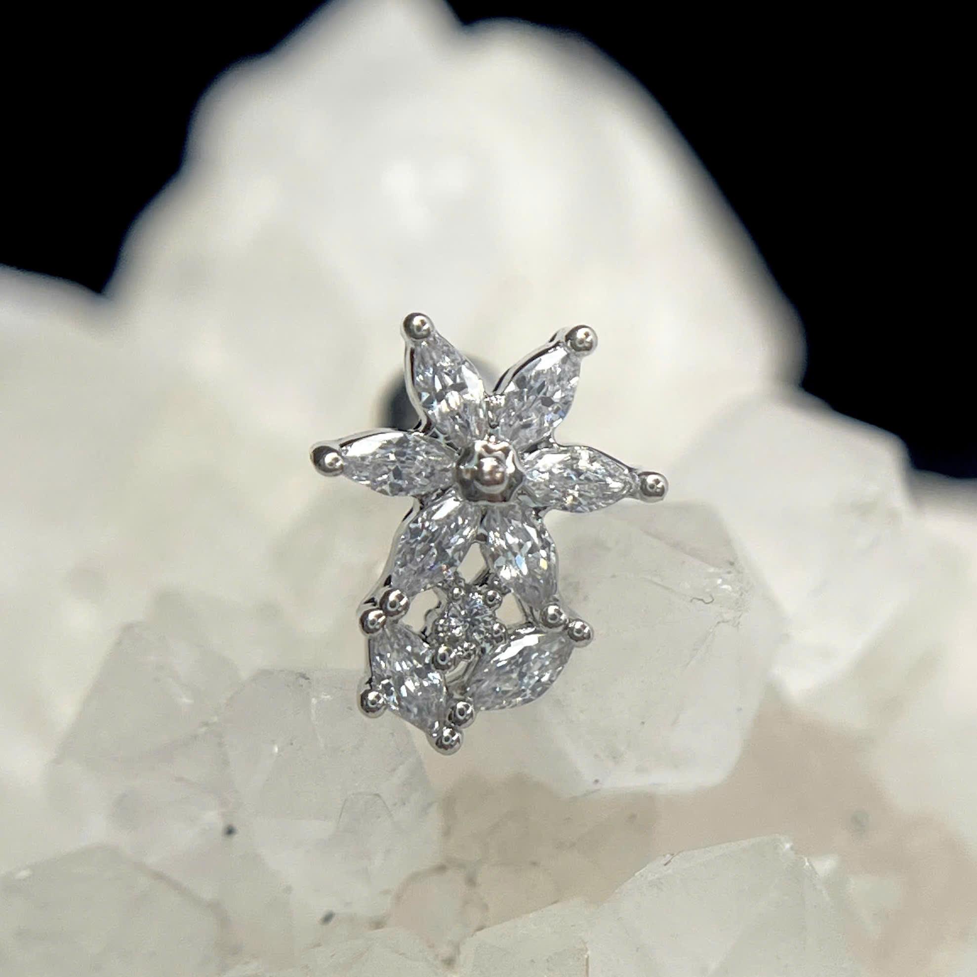 Khuyên kiểu hoa trắng 6 cánh nhọn dẹt_thumbnail_1