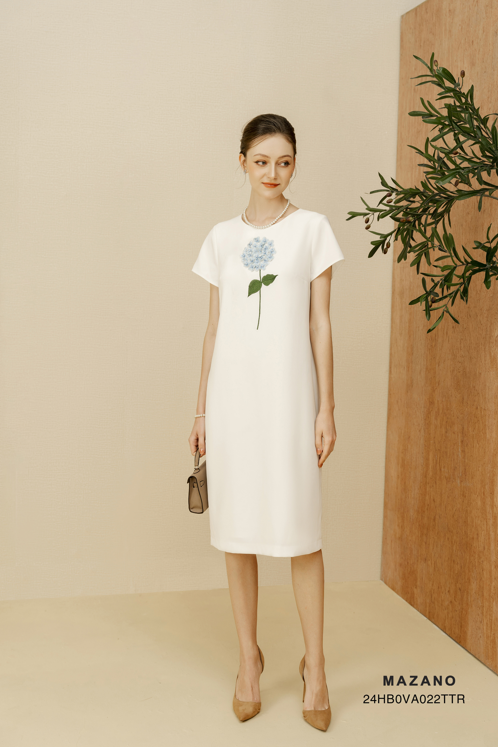 Đầm trắng suông thêu họa tiết cẩm tú cầu