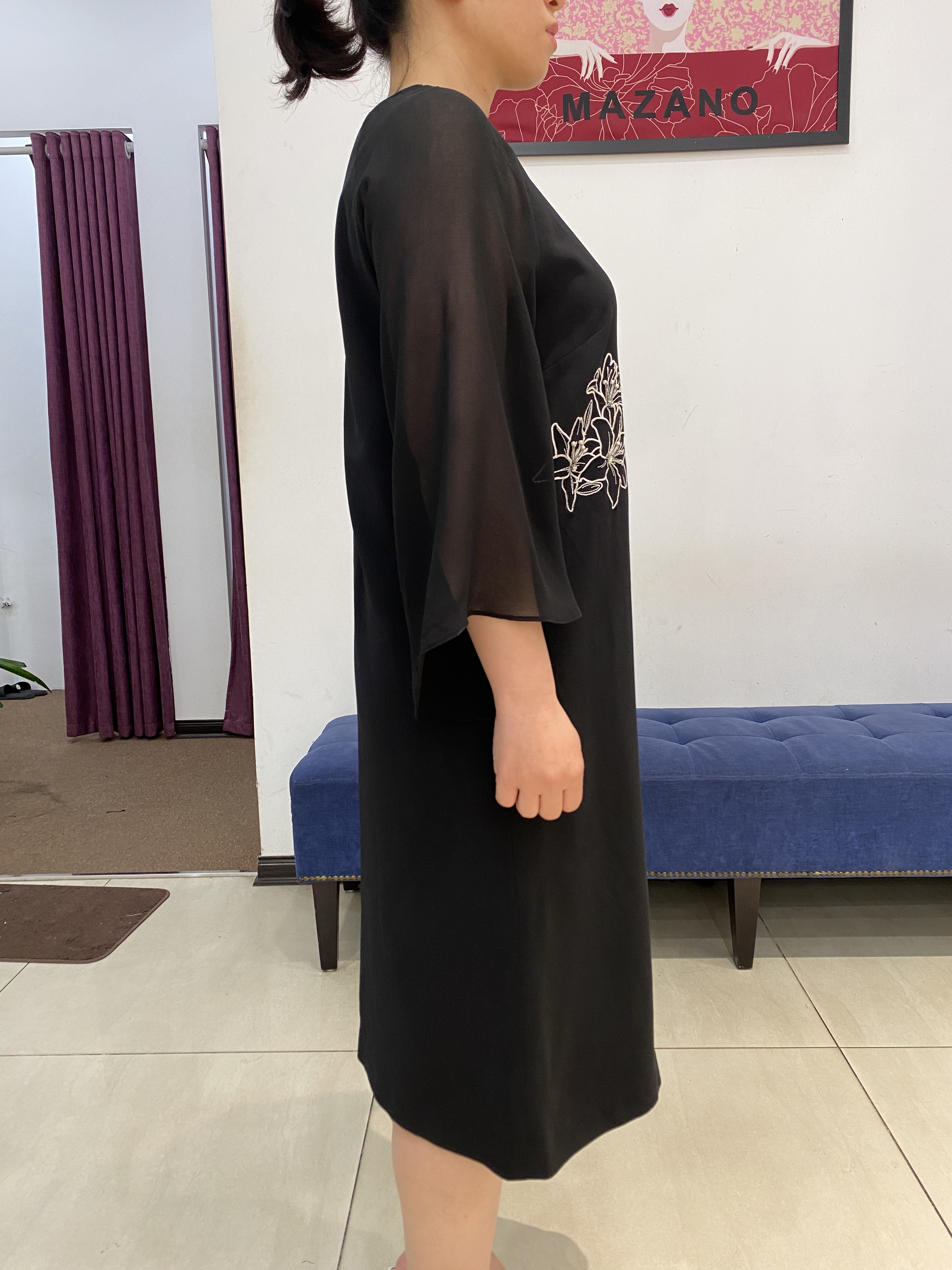 Váy đen tay lỡ thêu hoa