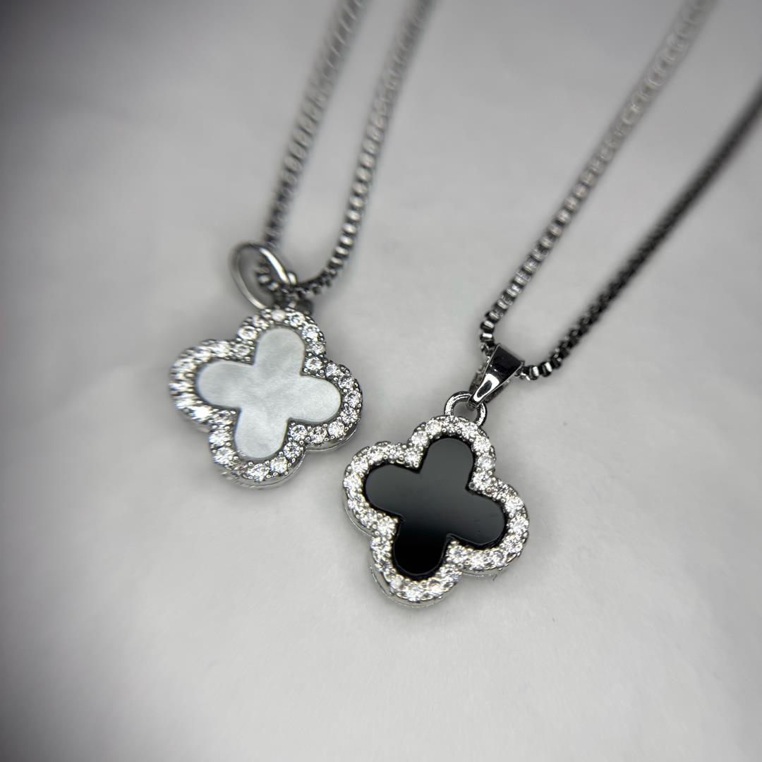 vòng cổ titan van cleef cỏ bốn lá hai mặt trắng đen xà cừ viền kim cương
