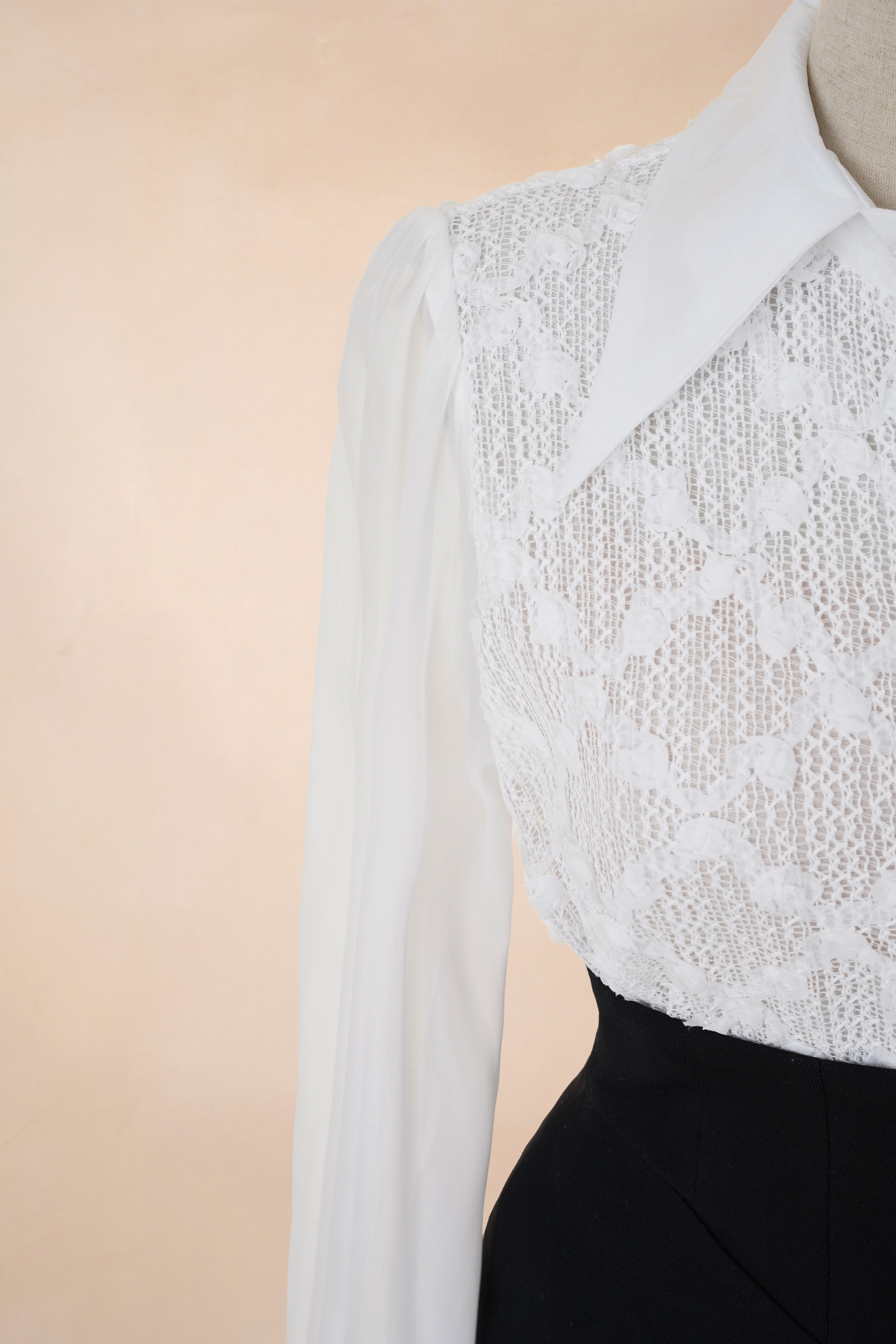 Sơ Mi Cổ Nhọn Tay Tơ Hoa Nổi_thumbnail_3