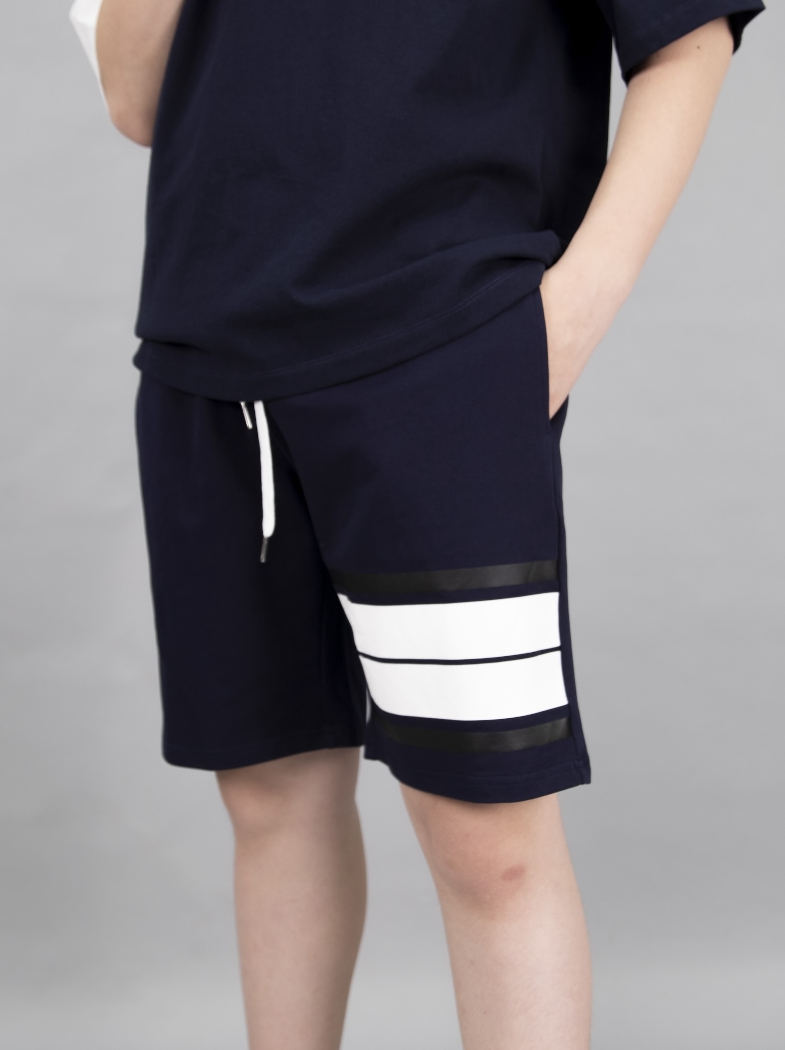 Quần short xanh đen in 2 sọc trắng_thumbnail_0