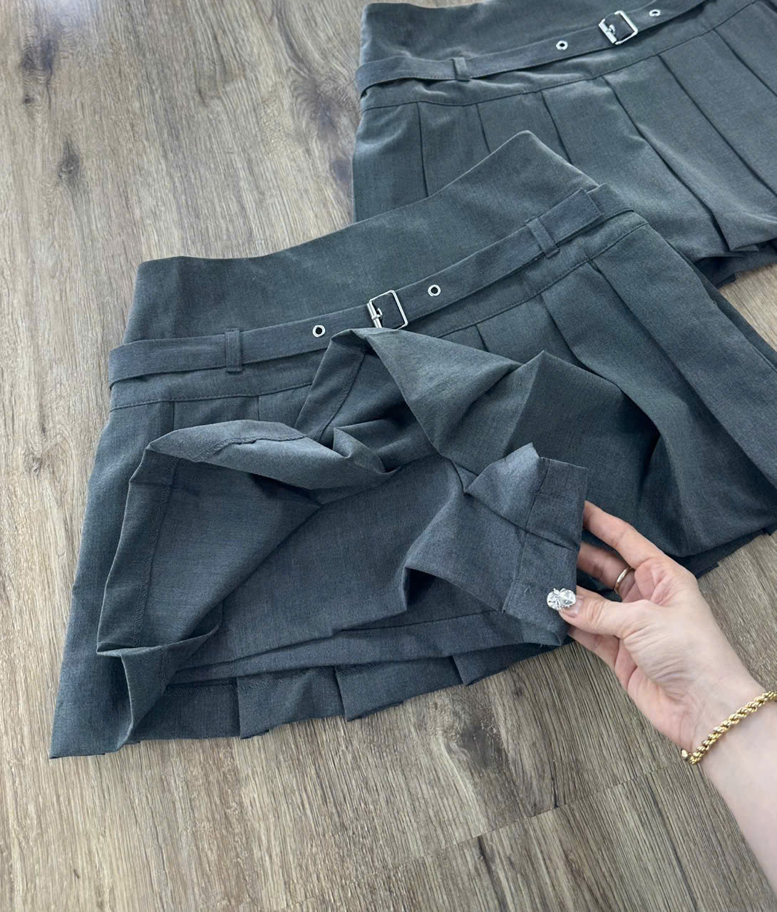 C4 CHÂN VÁY XÁM_thumbnail_7