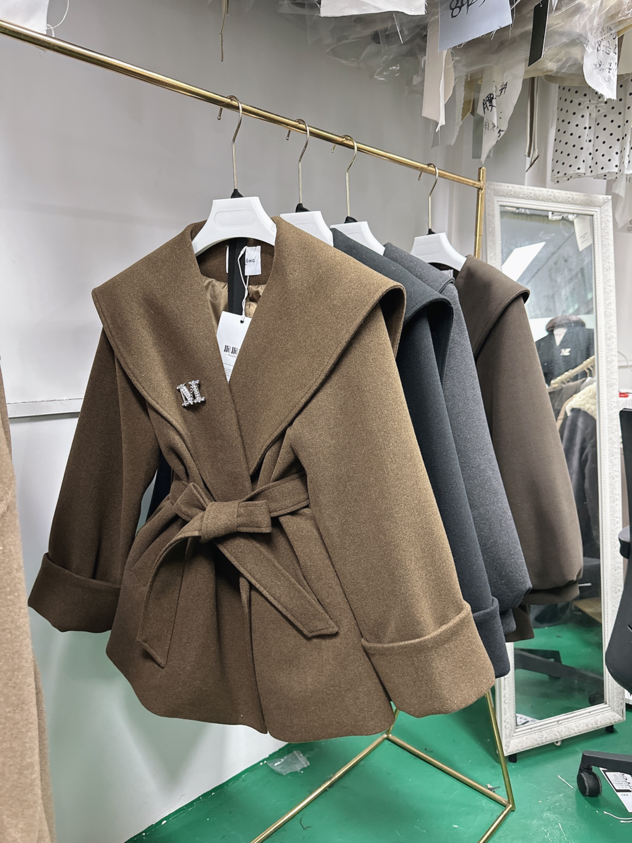 Áo mangto cổ V tag M - V34