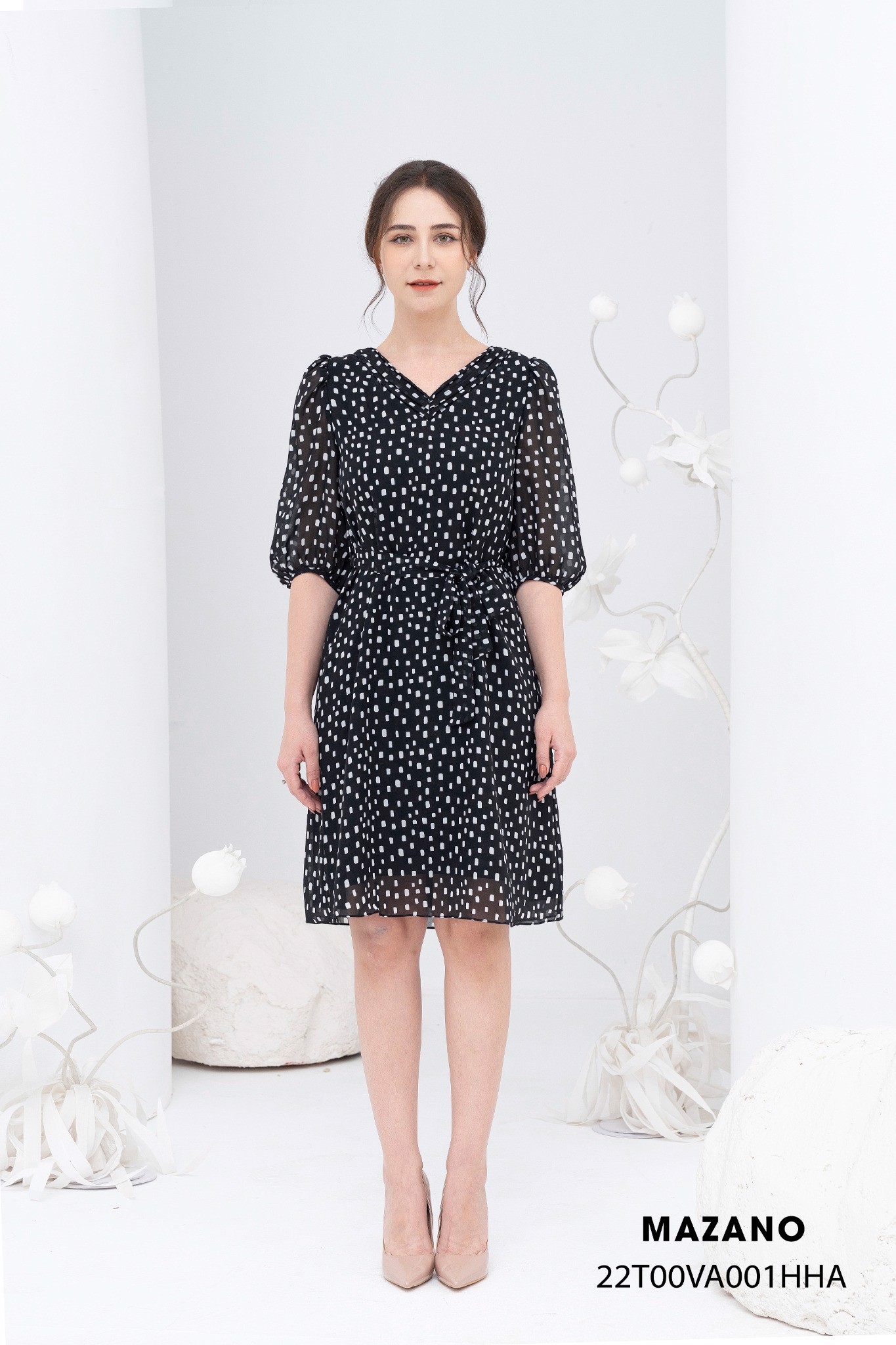 Đầm đen họa tiết thắt đai xếp ly cổ