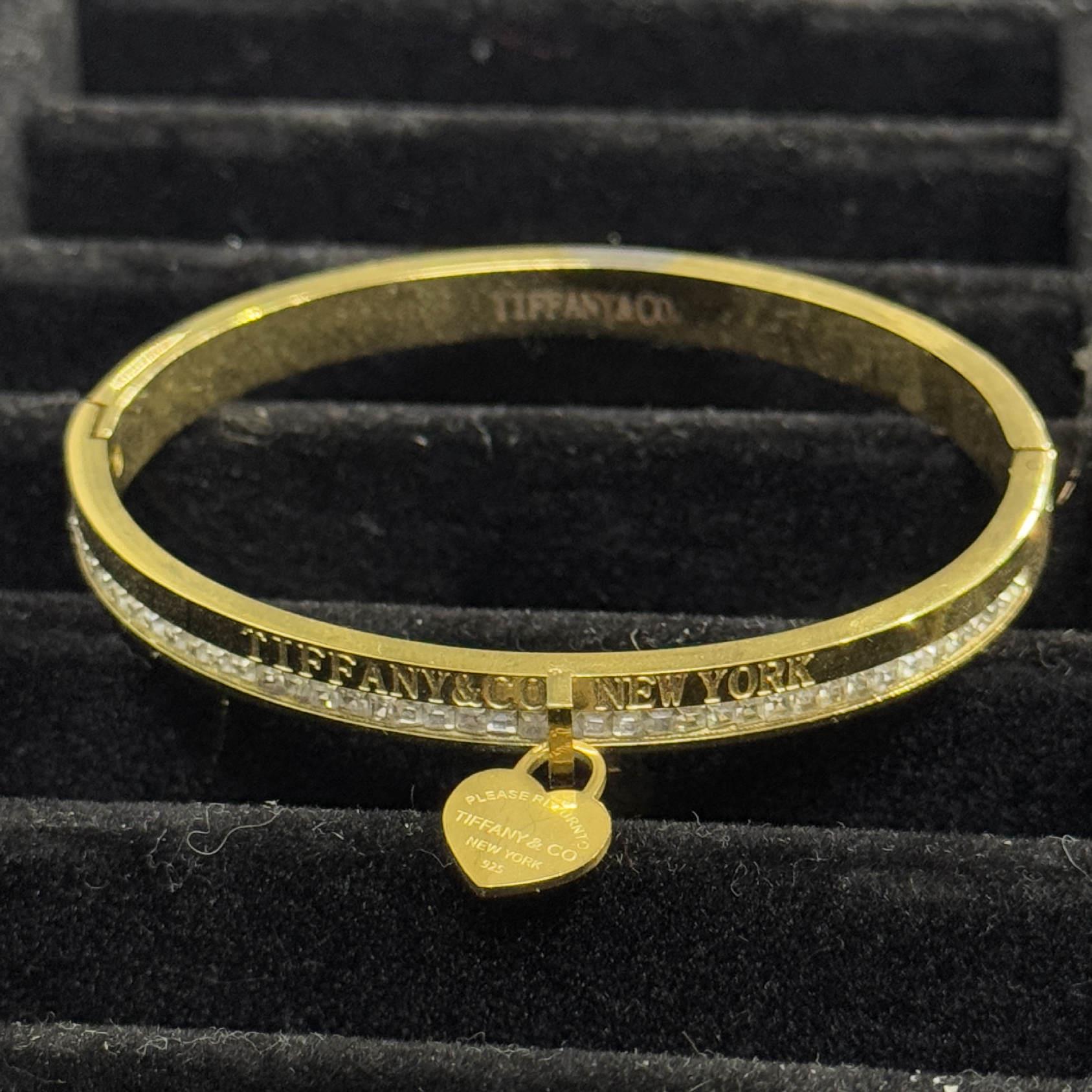 vòng tay cuff vàng titan dải kim cương charm trái tim rơi_thumbnail_1