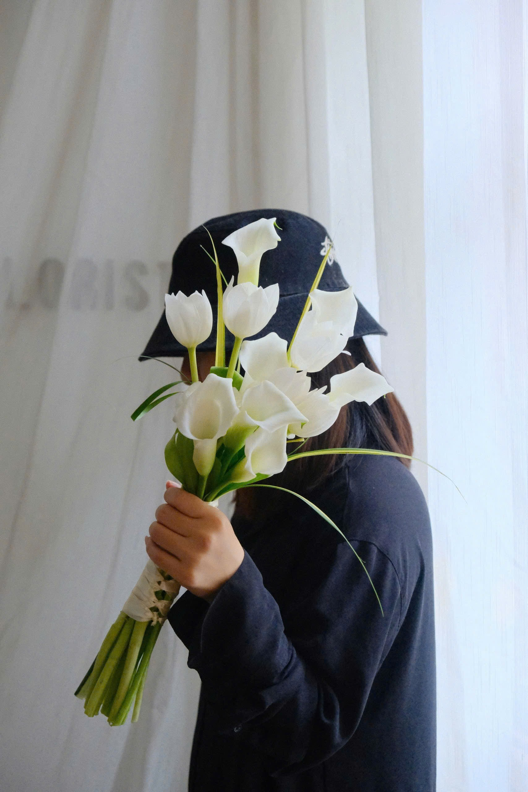 Bó hoa cưới Calla Lily mix Tulip trắng