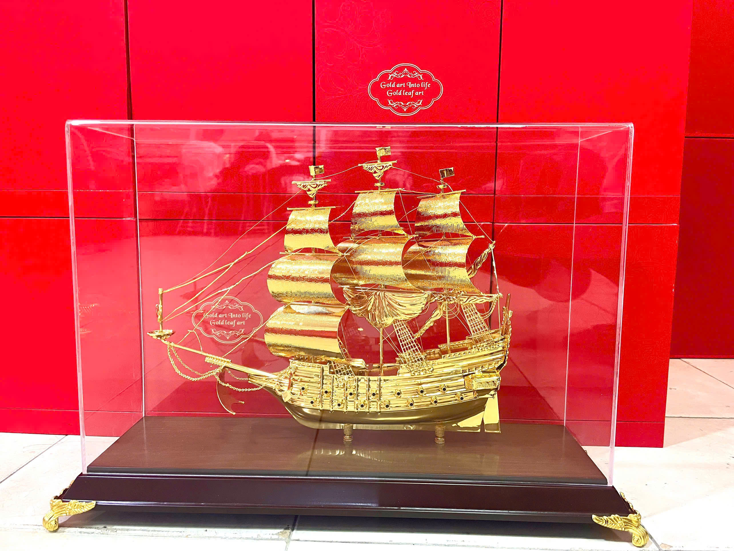 Thuyền buồm mạ vàng 24K mẫu vân KT 50x34x18cm ( DxRxC )
