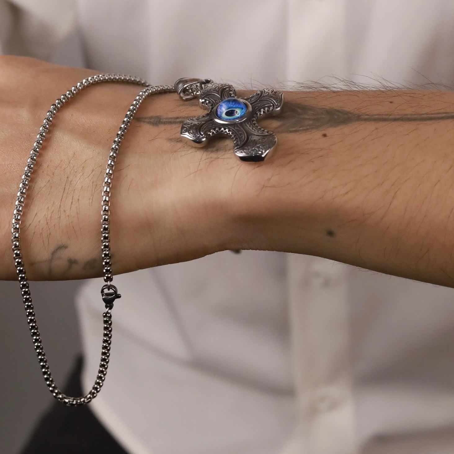 Vòng cổ titan chữ thập mắt xanh