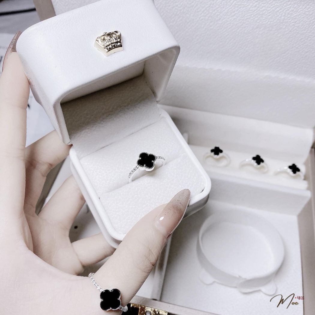 N155 - Nhẫn cỏ 4 lá đen viền đá_thumbnail_3