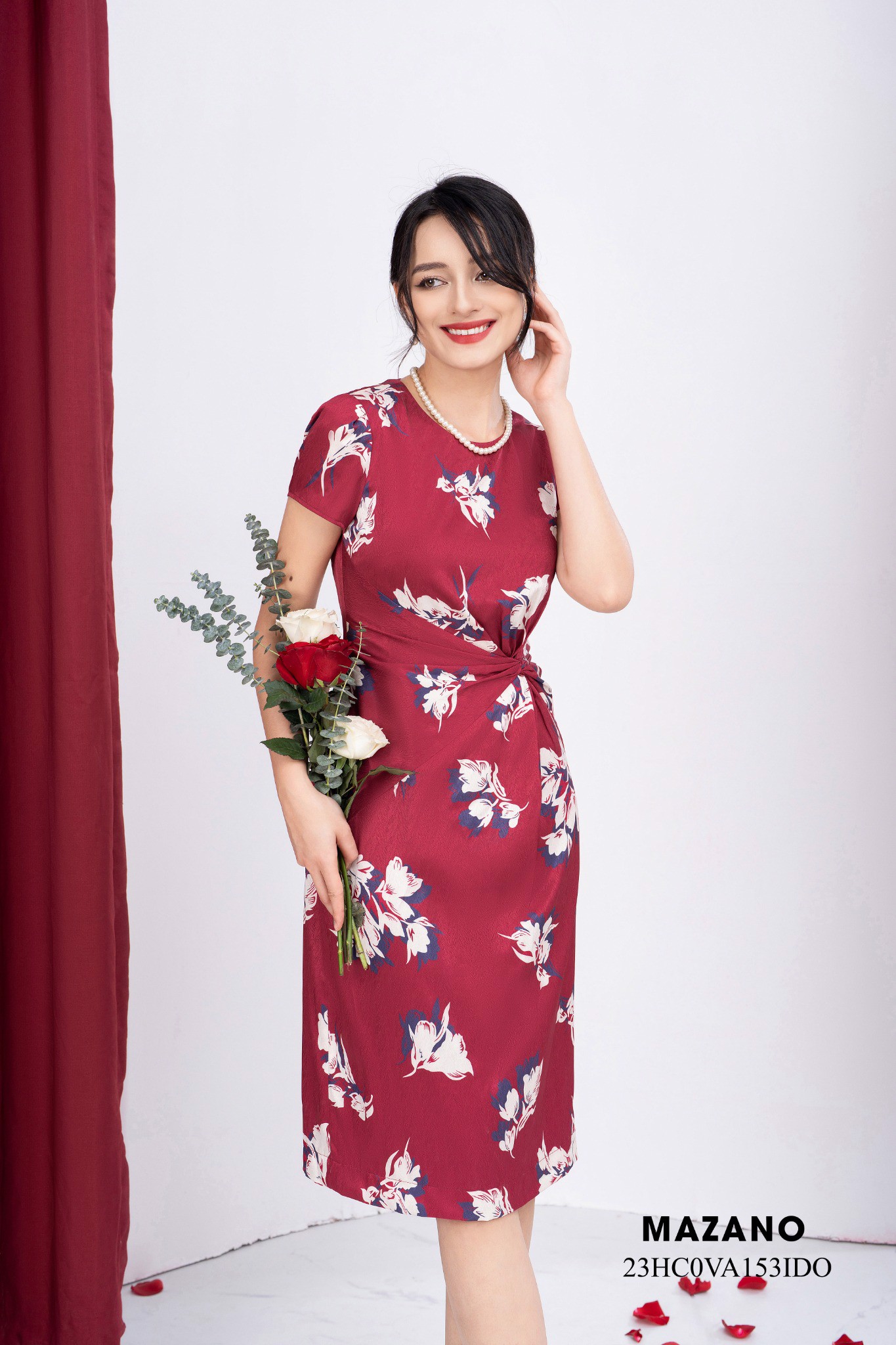 Đầm lụa đỏ xoắn eo in họa tiết hoa trắng