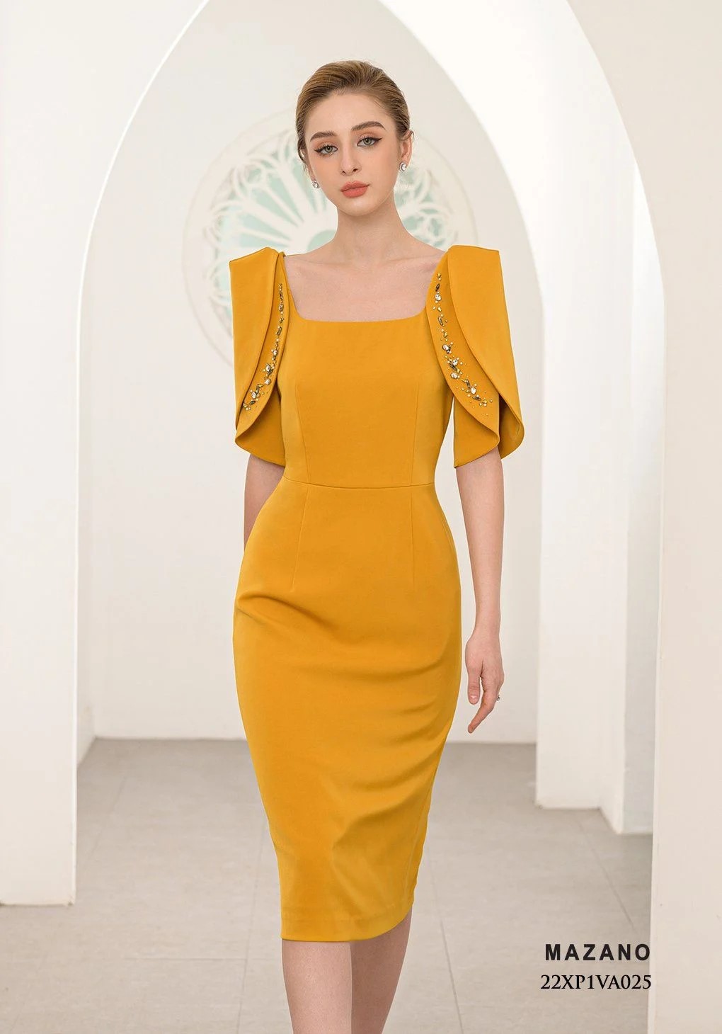 Đầm vàng cổ vuông tay xếp bồng cách điệu