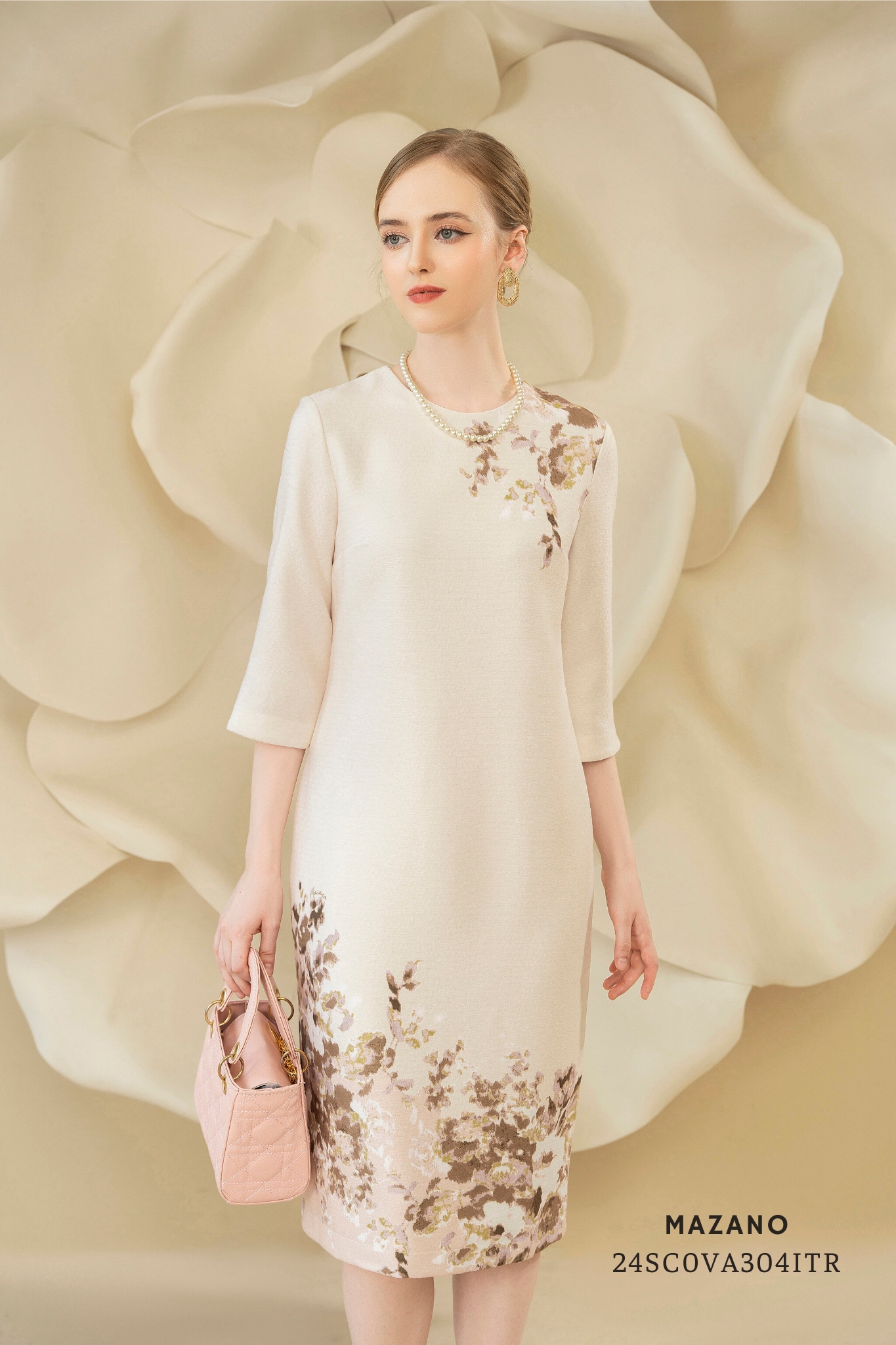 Váy Đầm Suông Vải thô mặt gấm Hoạ tiết hoa cách điệu Cổ tròn Tay lỡ Dài qua gối - giống mã 24SC0VA206ITR