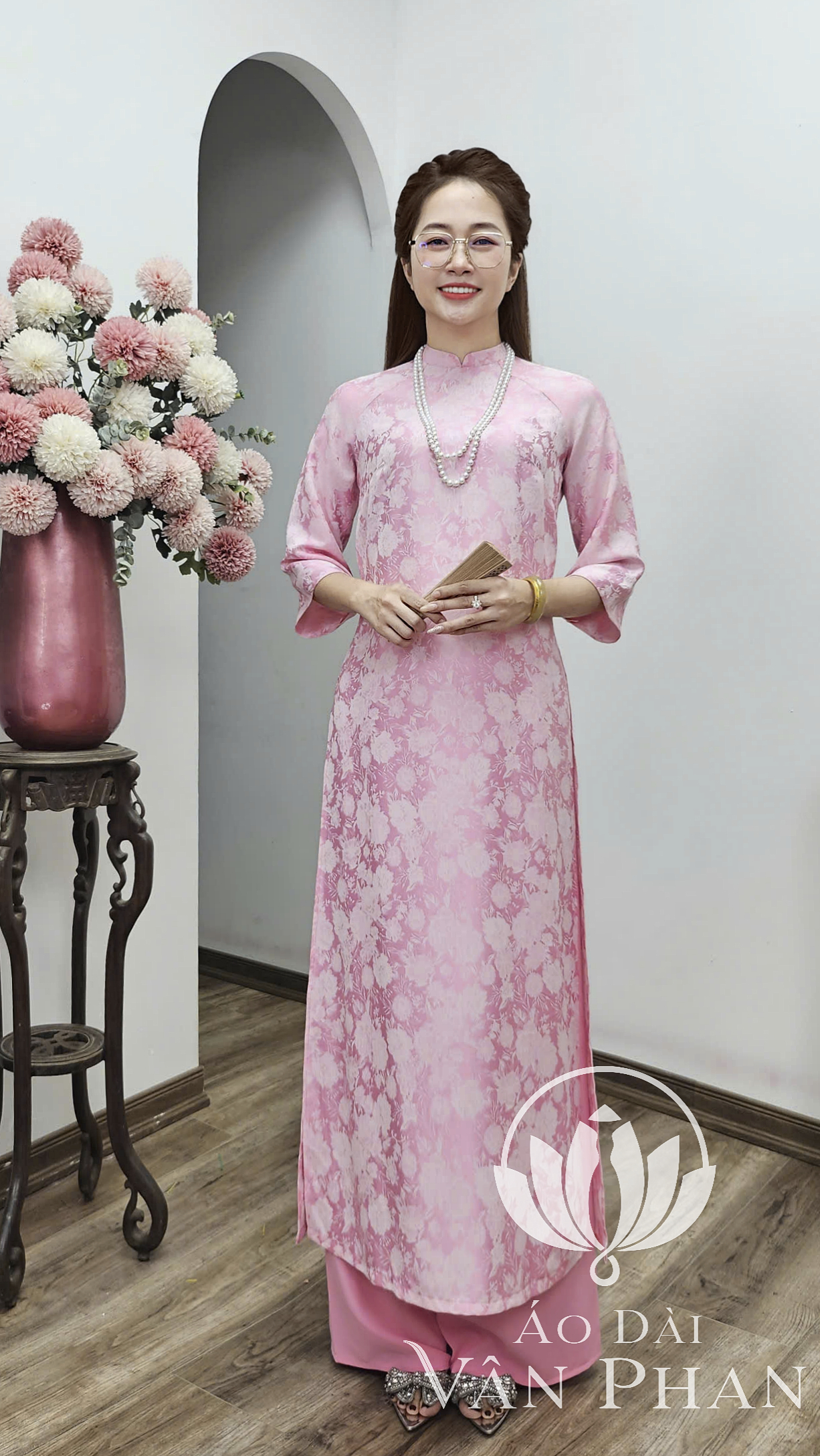 CT321 áo dài cách tân gấm 2p tay loe màu Hồng Nhật hoa trắng_thumbnail_3