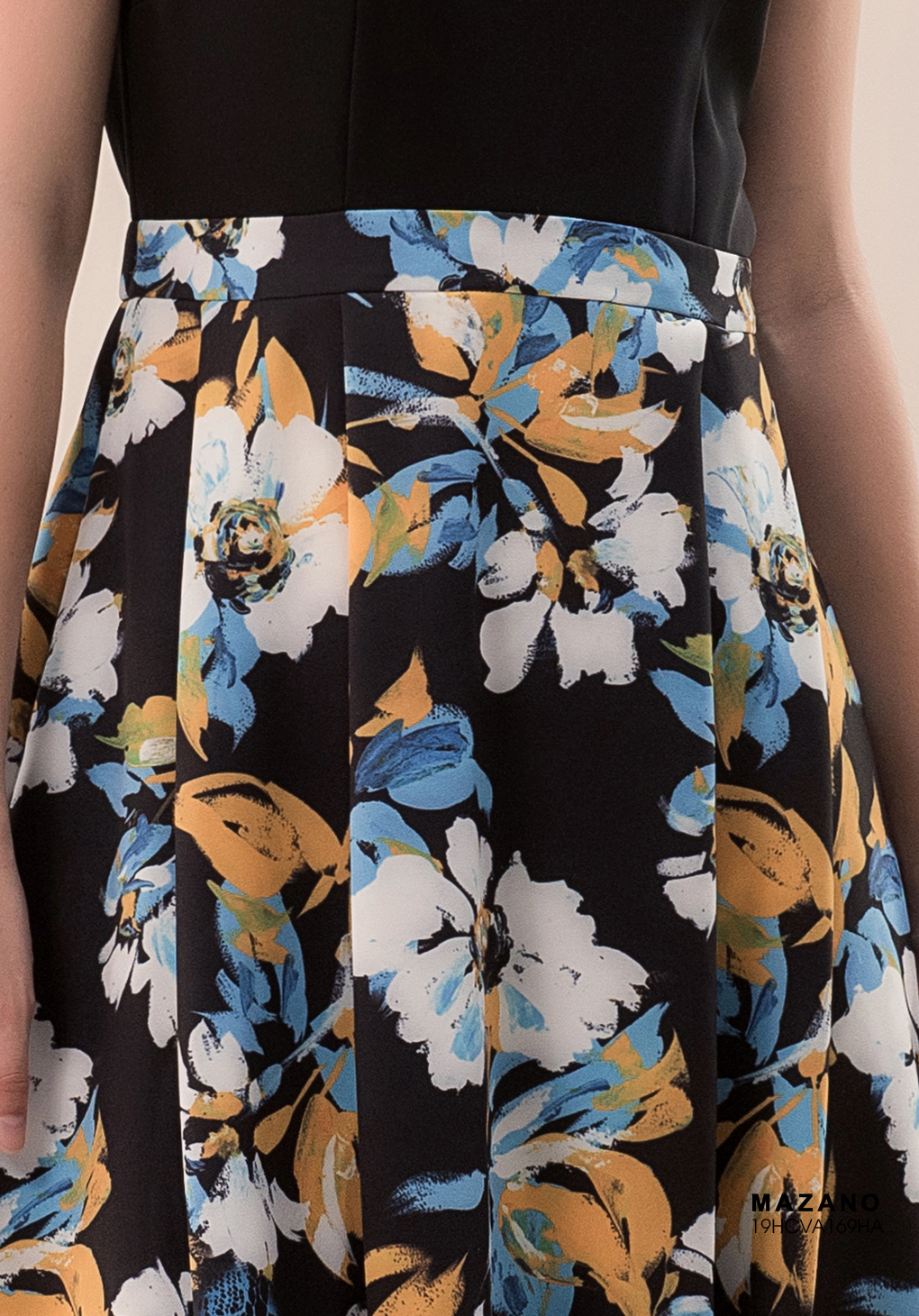 Đầm đen xòe chân họa tiết đính hoa cổ_thumbnail_4