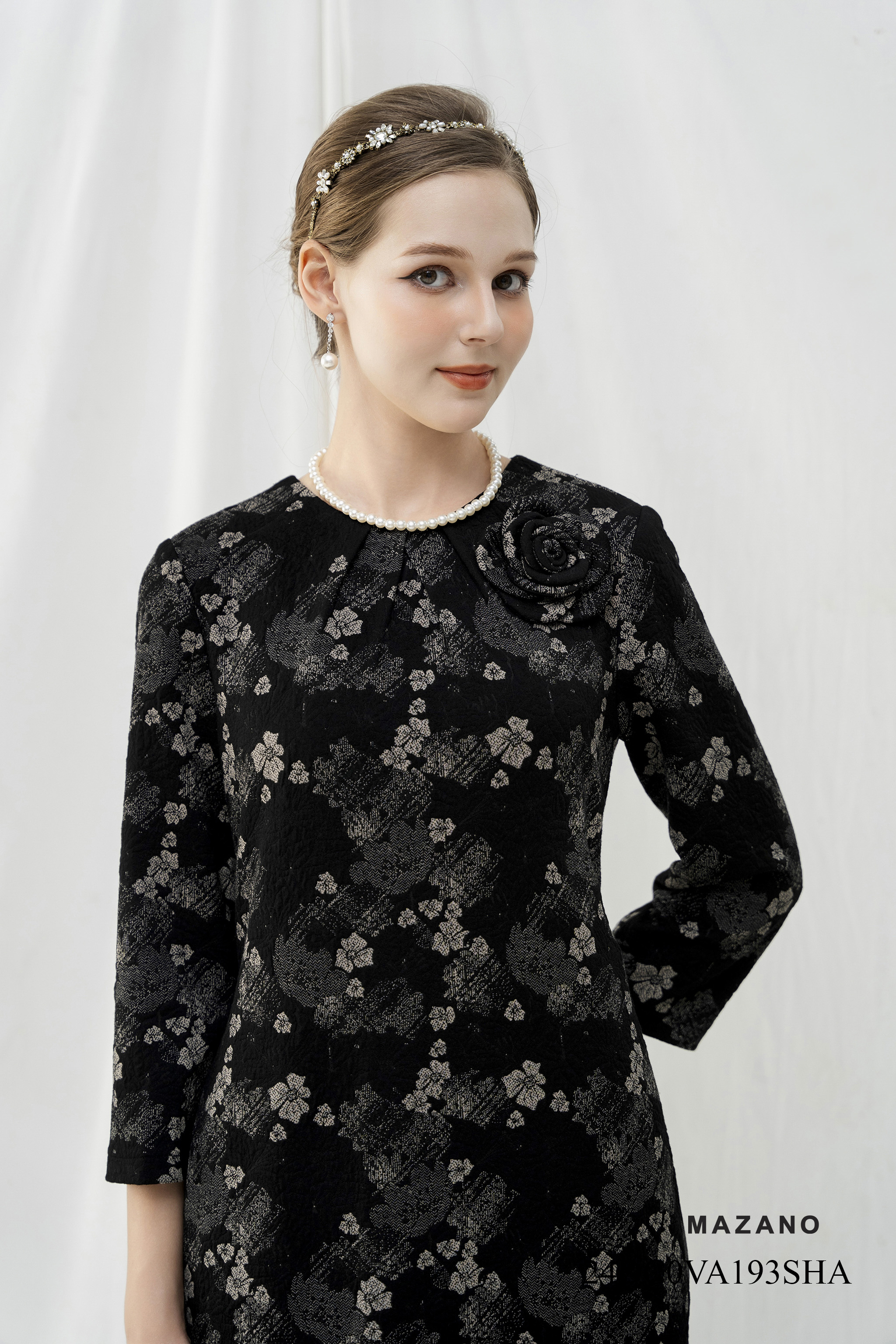 Váy Đầm Suông Vải dạ len Họa tiết  Đính hoa cuốn ở ngực Cổ tròn Tay dài dài ngang bắp chân 193SHA_thumbnail_4