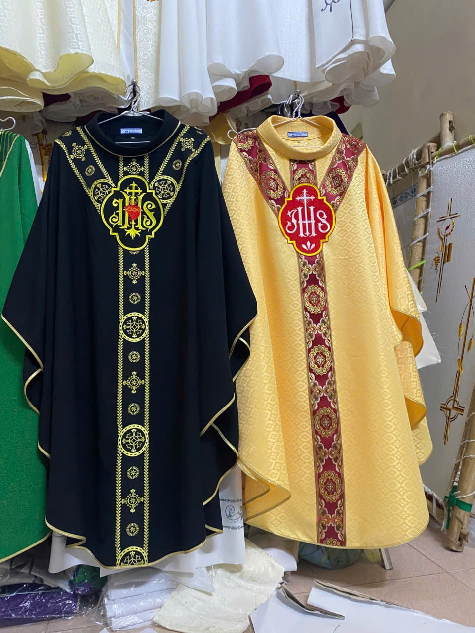 Áo lễ linh mục màu vàng vải gấm đẹp_thumbnail_2