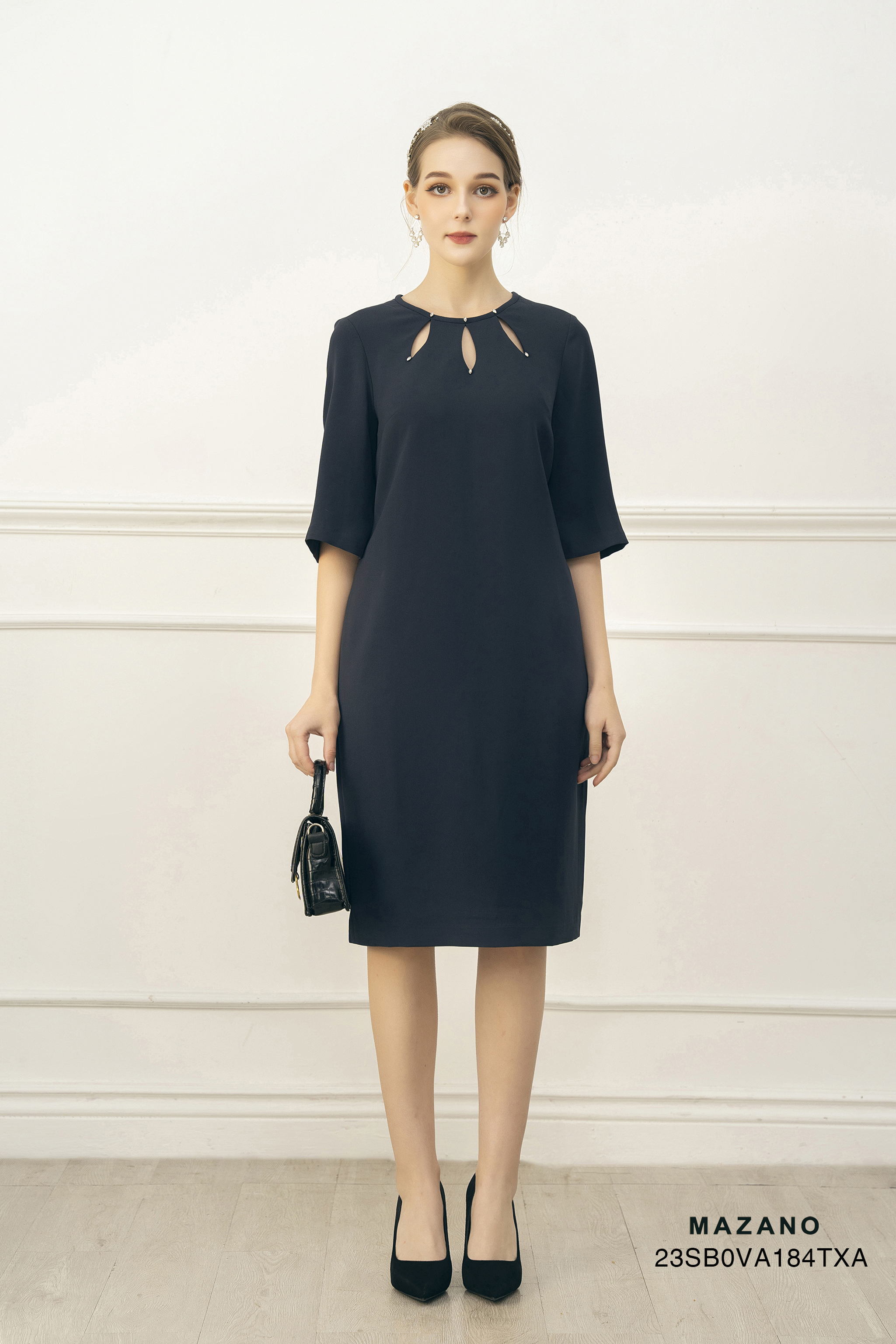 Đầm suông cổ khoét hình lá cách điệu