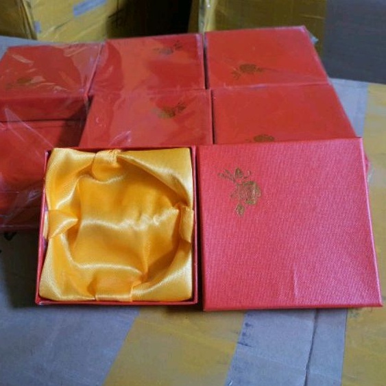 Hộp giấy vuông đỏ loại đẹp đựng quà, đựng nhẫn, lắc tay, vòng tay, nữ trang, dây chuyền H04_thumbnail_3