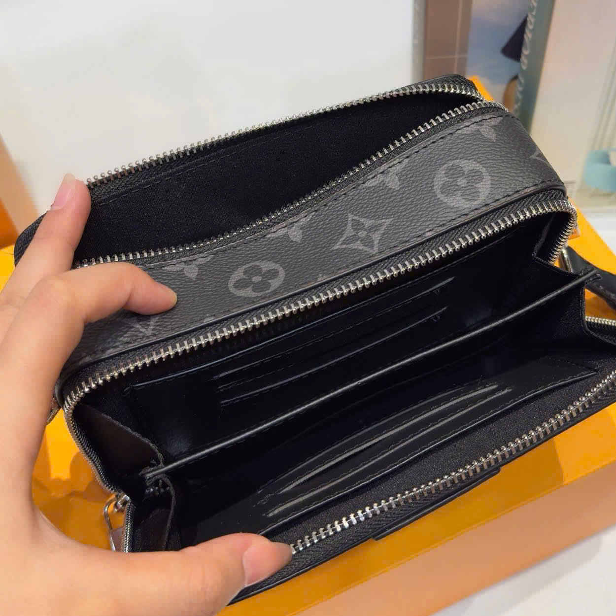 Túi đeo chéo dáng hộp chữ nhật LV hoa đen_thumbnail_5