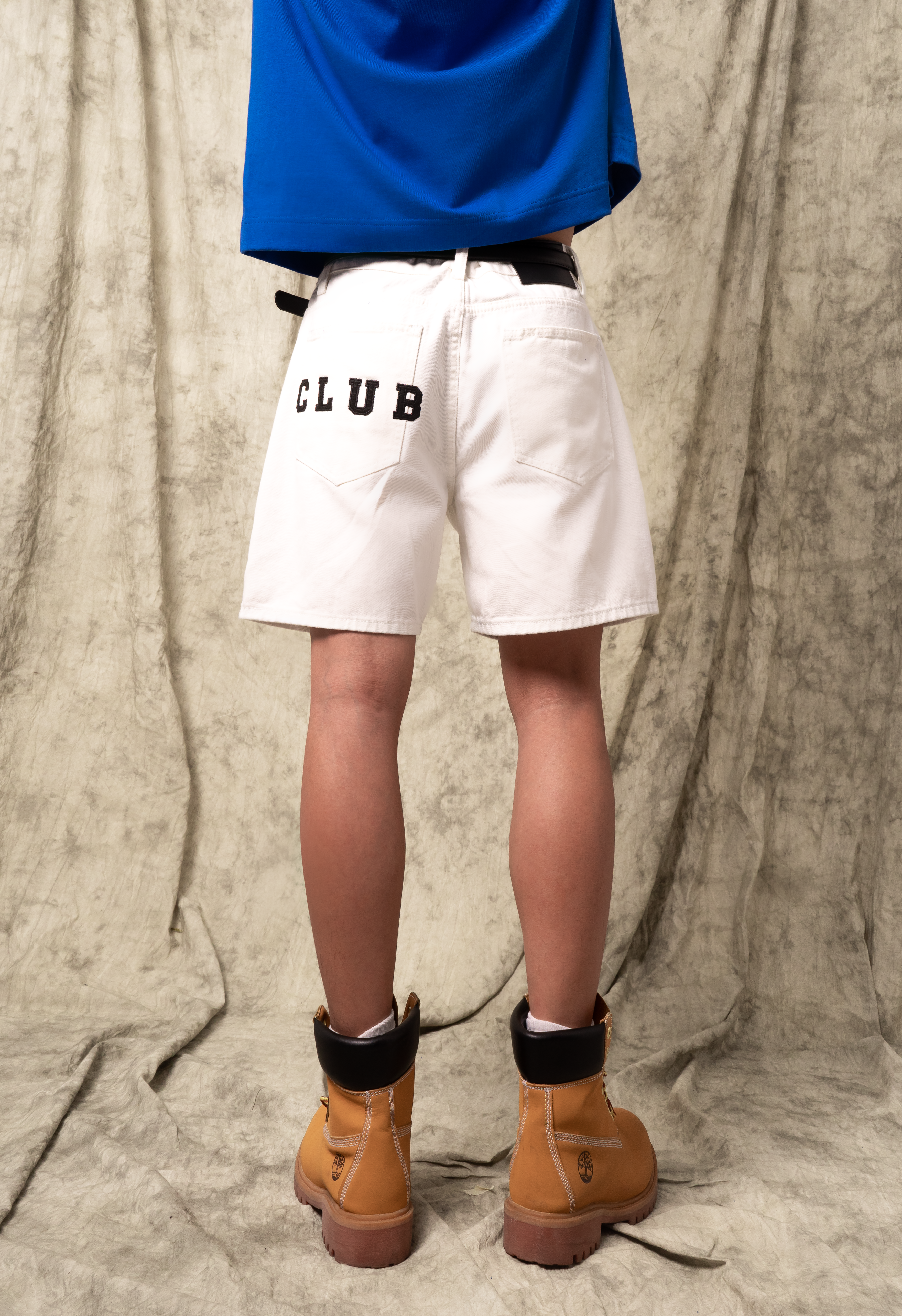 Quần short EVOL form trên gối trắng tinh có thêu tên Capman club _thumbnail_2