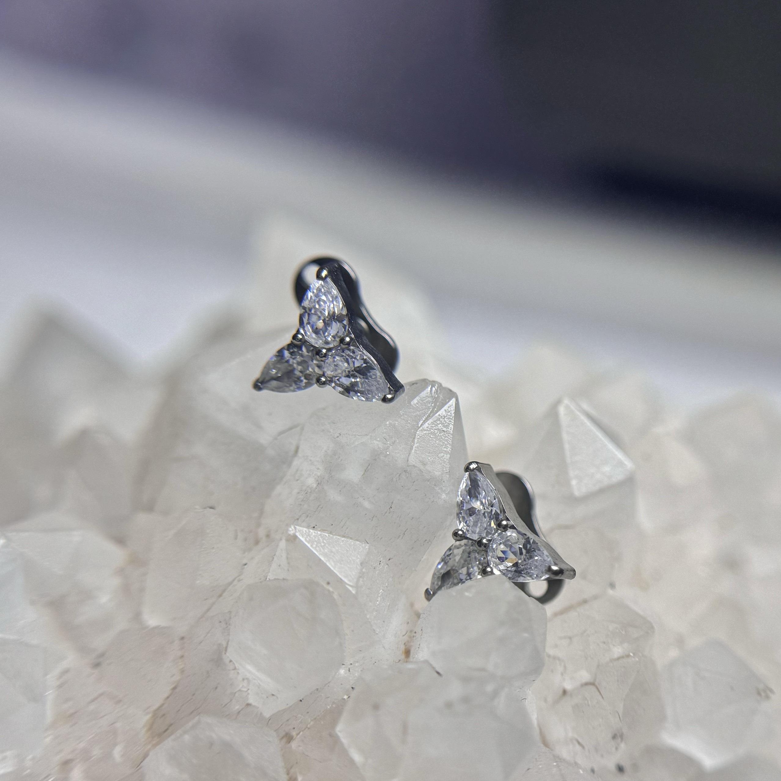 Khuyên cấy titan tam giác đá trắng_thumbnail_1